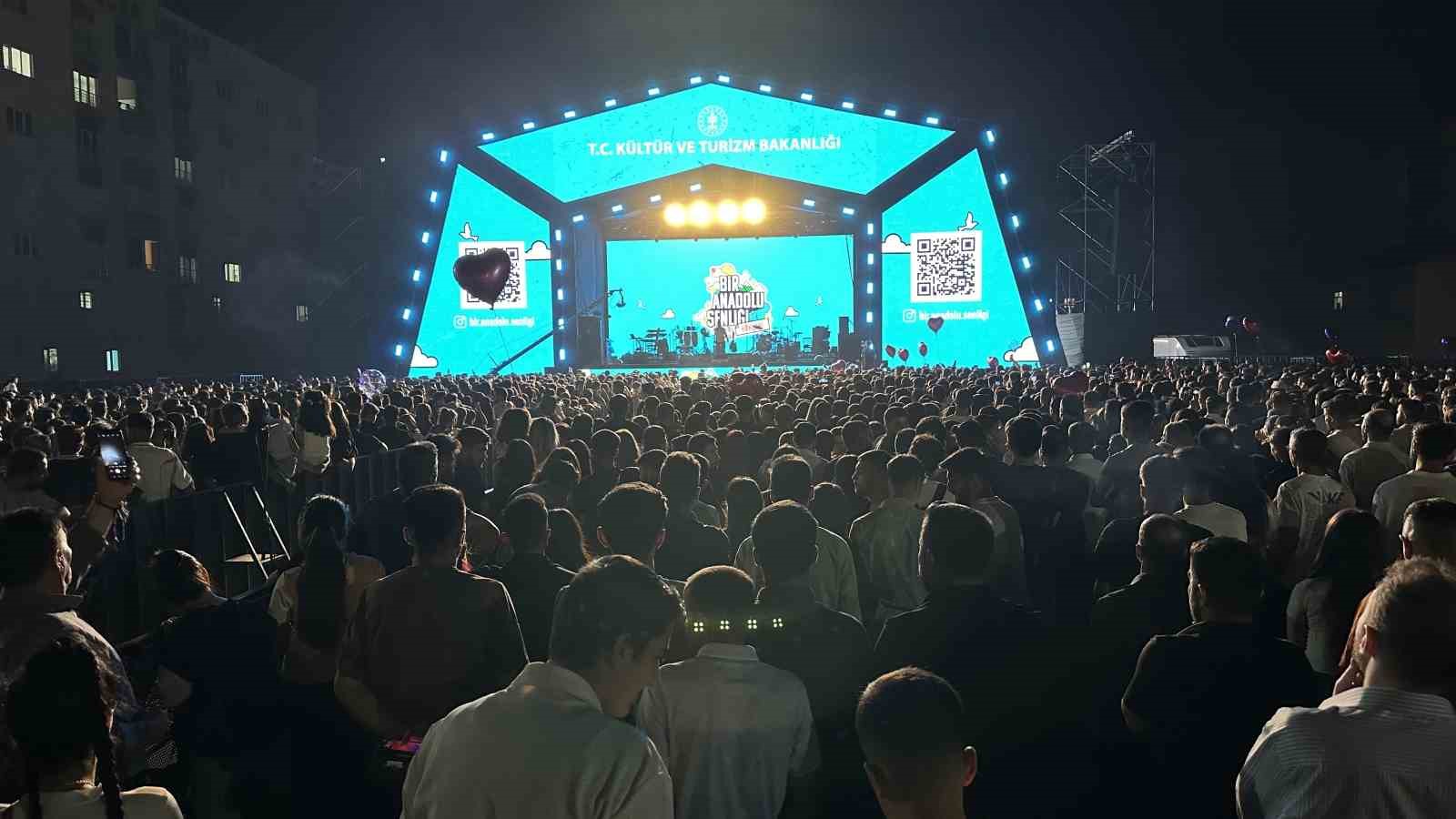 Merve Özbey’den Yüksekova’da konser