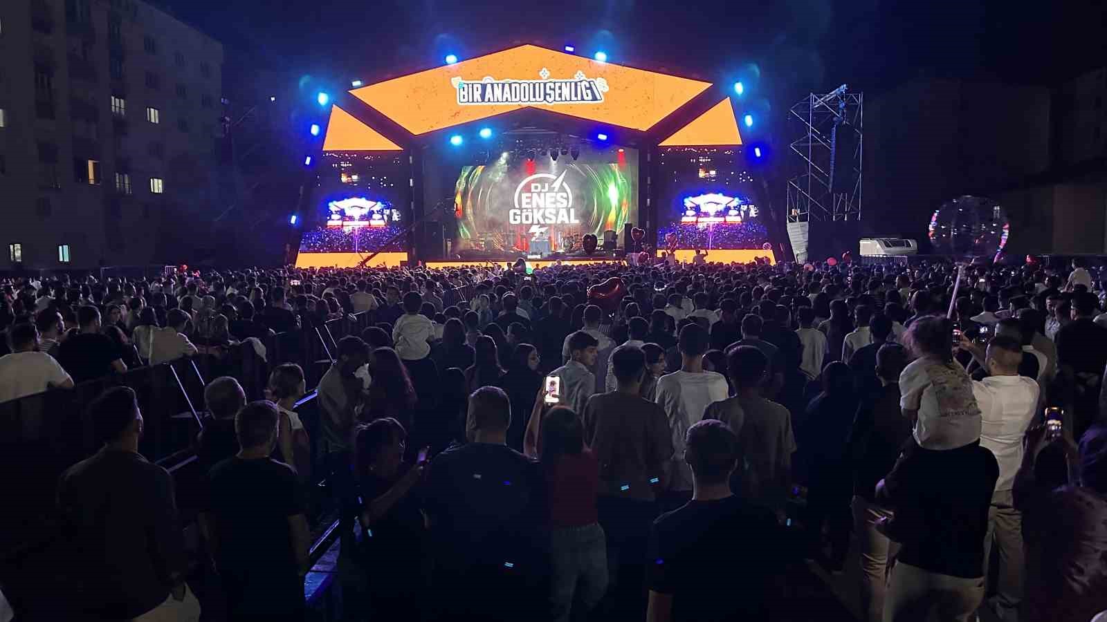 Merve Özbey’den Yüksekova’da konser