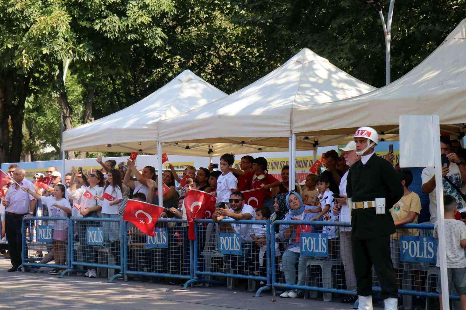 30 Ağustos kutlamalarına minik komando damga vurdu
