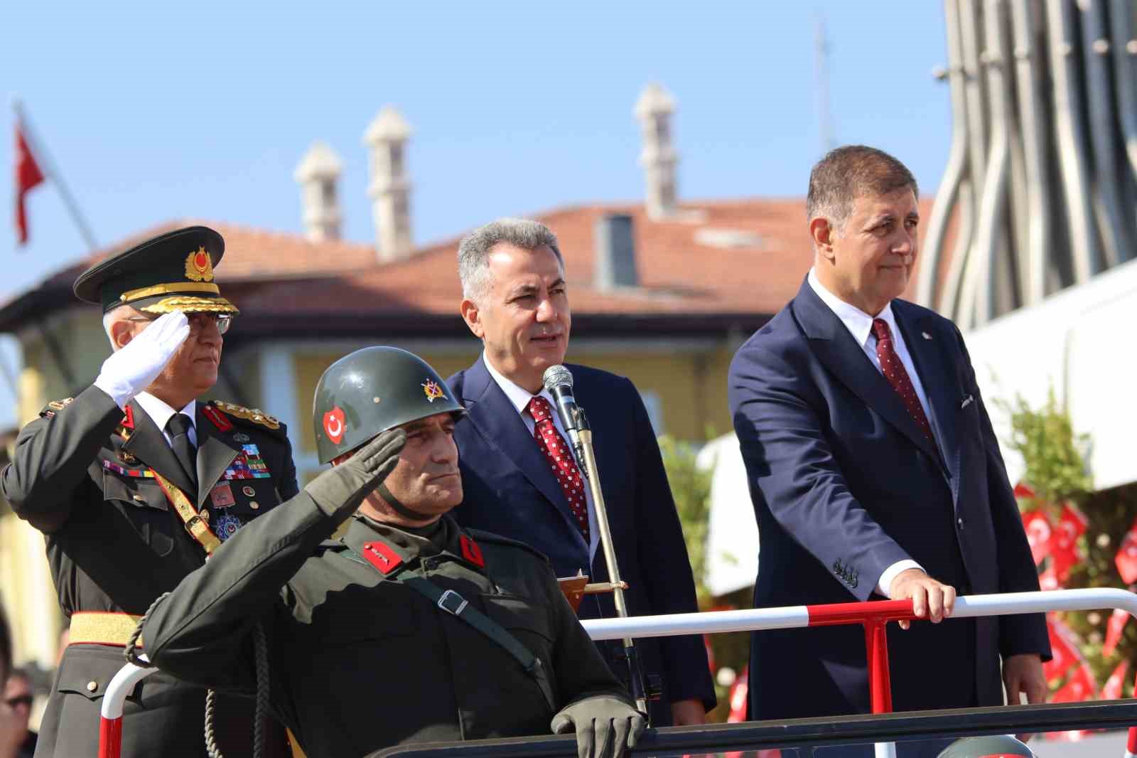 İzmir’de 30 Ağustos Zafer Bayramı coşkuyla kutlandı