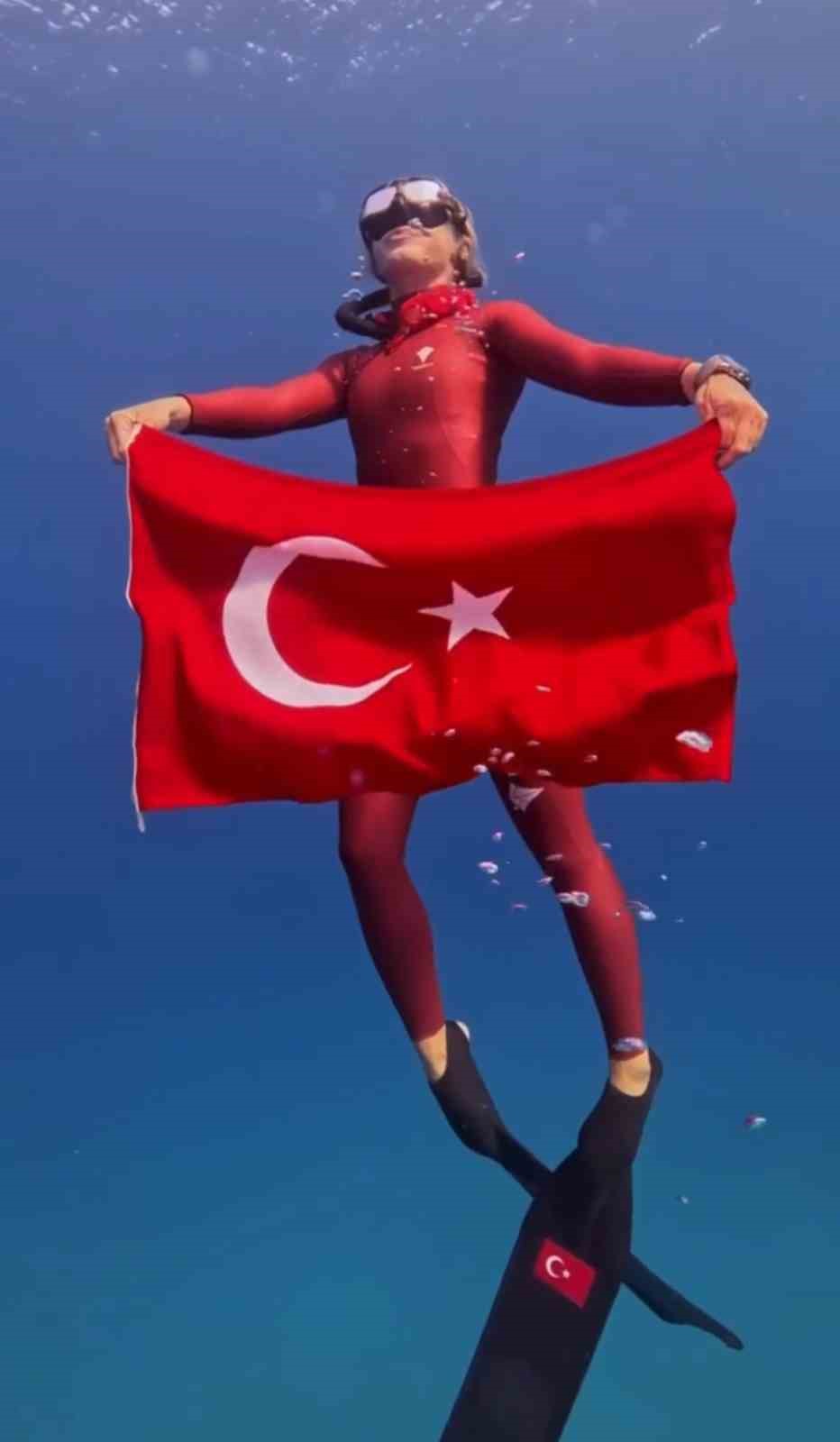 Şahika Ercümen, Zafer Bayramı’nda Kaş’ta tanka dalış yaptı
