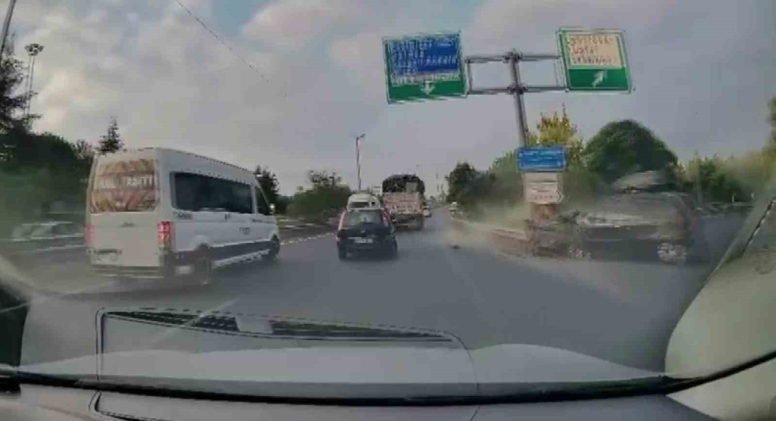 Kamyonla çarpışmaktan kaçınırken demir bariyerlere girdi
