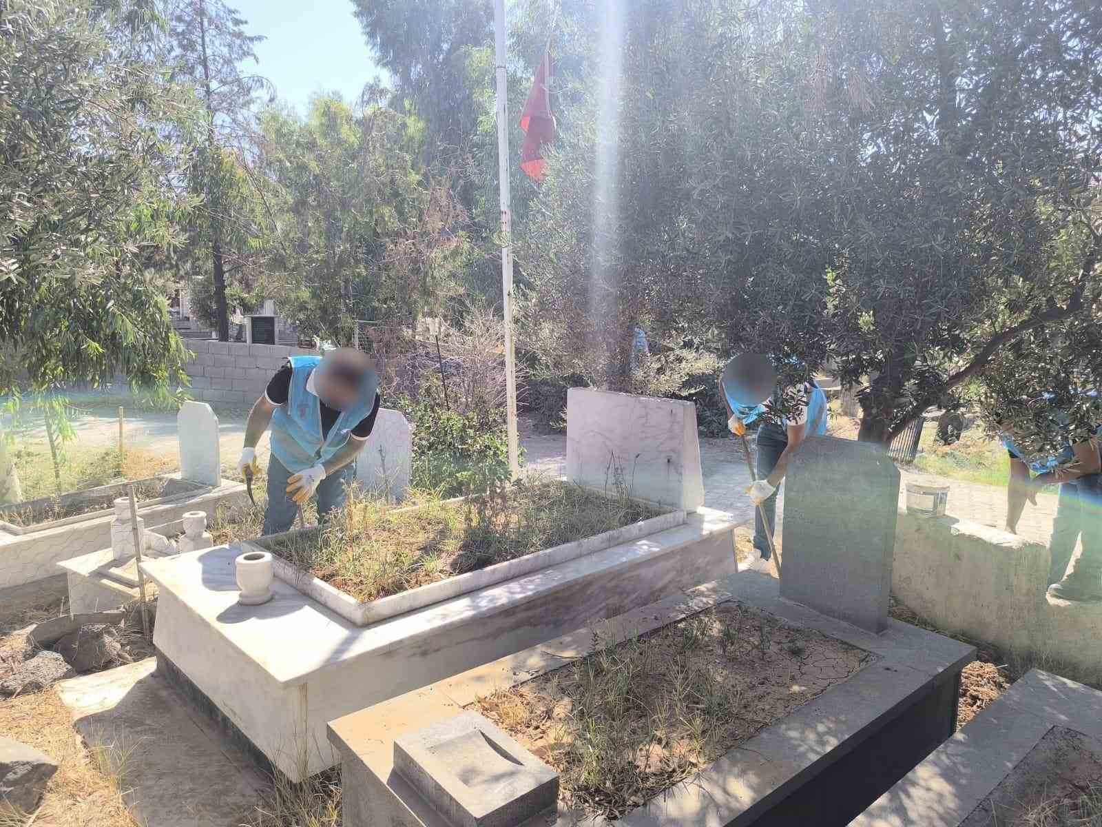 Cizre&rsquo;de denetimli serbestlik y&uuml;k&uuml;ml&uuml;leri şehit kabirlerini temizledi
