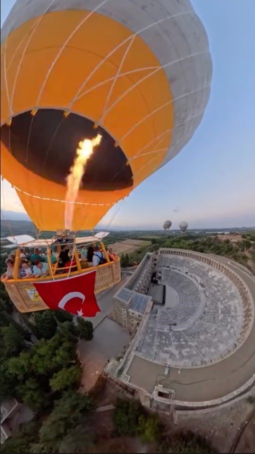 Zafer Bayramı coşkusu Aspendos semalarında balonlarla yaşandı
