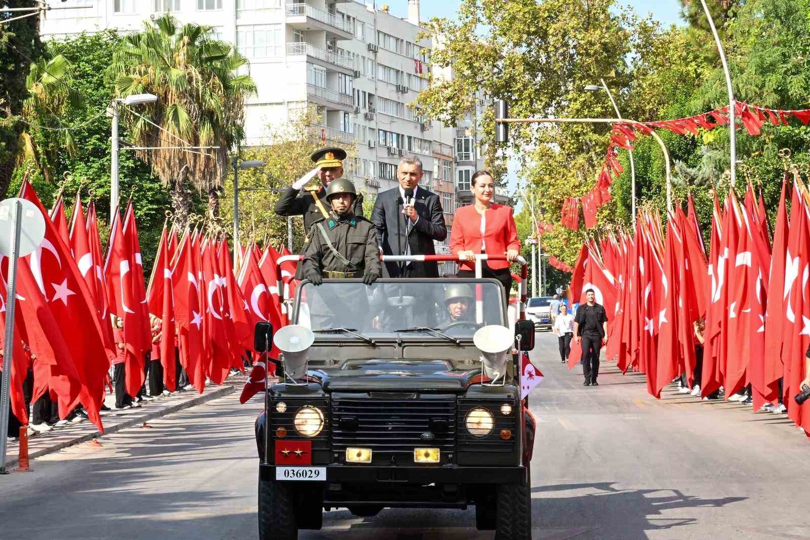 Zafer Bayramı törenine Antalya’da vatandaşlar ve turistler de eşlik etti