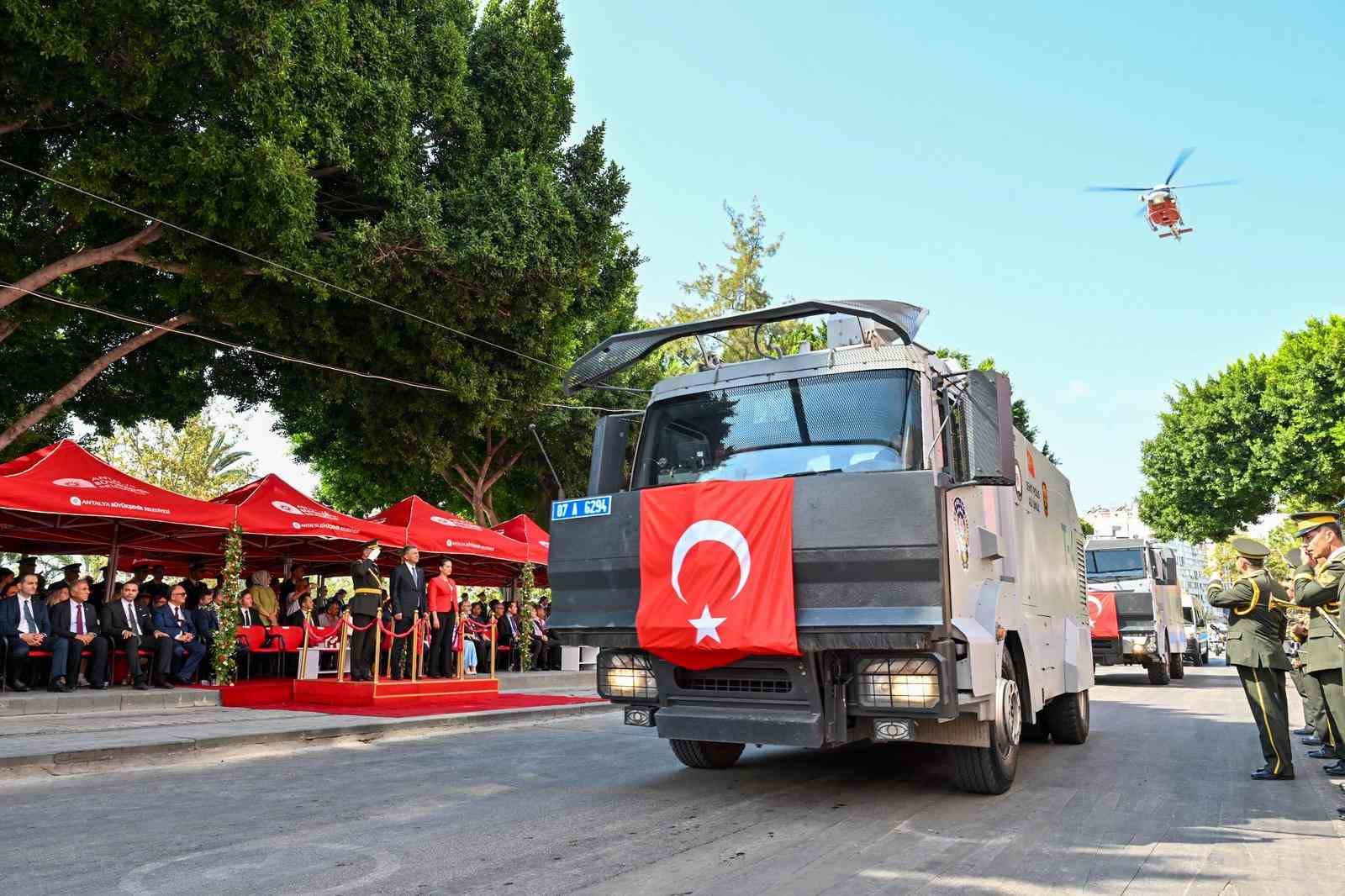 Zafer Bayramı t&ouml;renine Antalya&rsquo;da vatandaşlar ve turistler de eşlik etti
