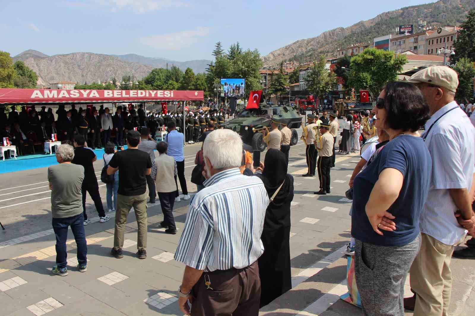 Amasya’da 30 Ağustos kutlamalarında ses sistemi krizi: Gösterileri yarım kalan kızları halk teselli etti
