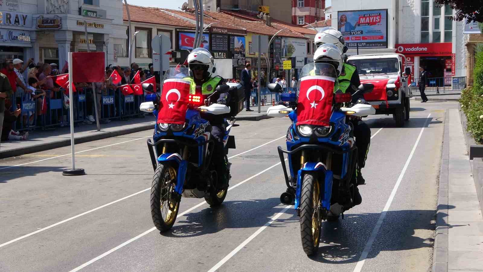 Komandoların g&ouml;sterisi beğeni topladı, 30 Ağustos coşkuyla kutlandı
