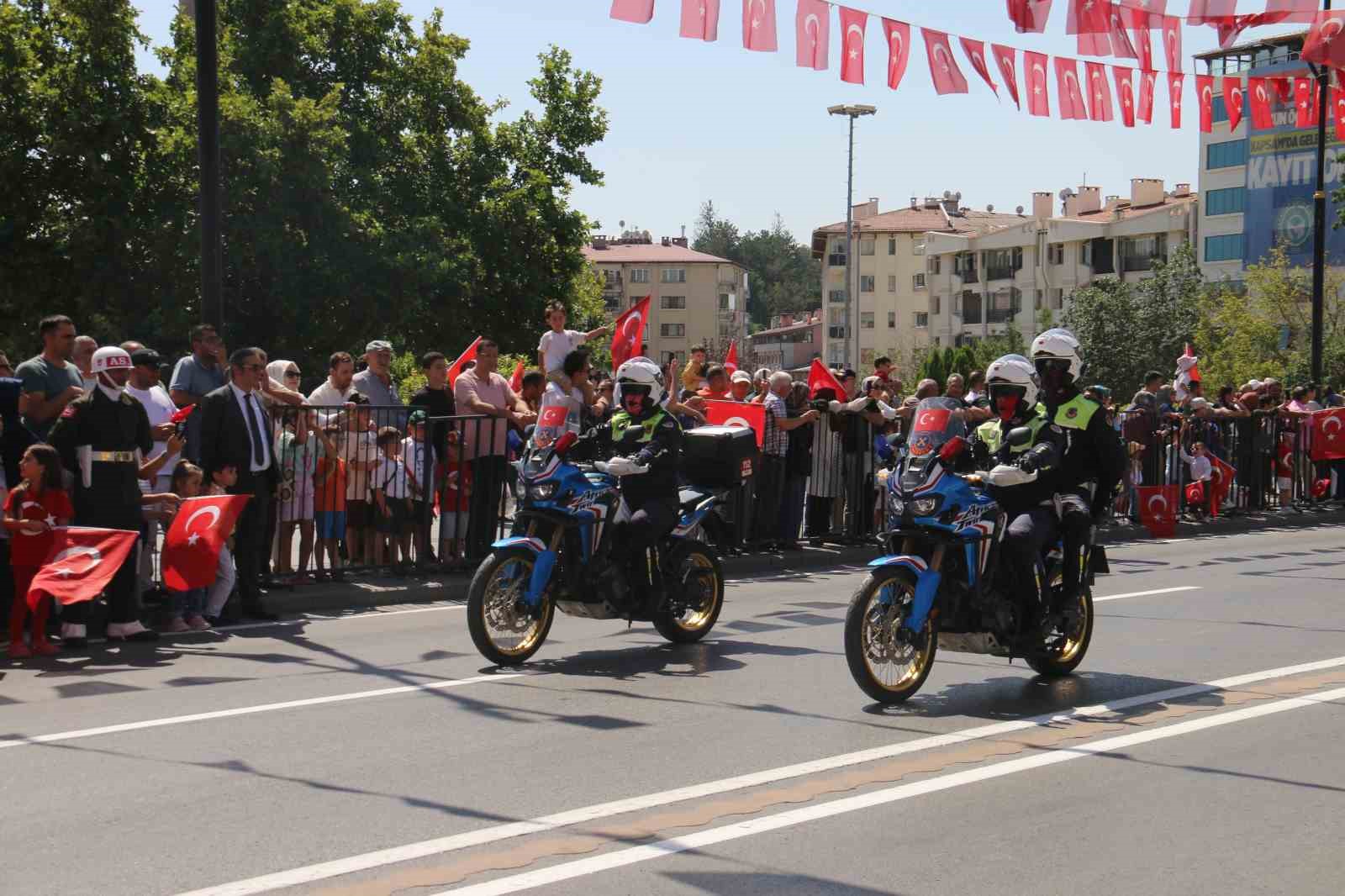 Gururlandıran t&ouml;ren ge&ccedil;işi izleyenlerden tam not aldı
