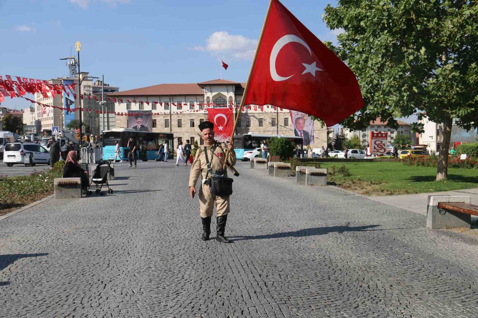 Tarihi yansıtan kıyafetleriyle Sivas sokaklarında dolaşıyor, görenler fotoğraf çektirmek için yarışıyor