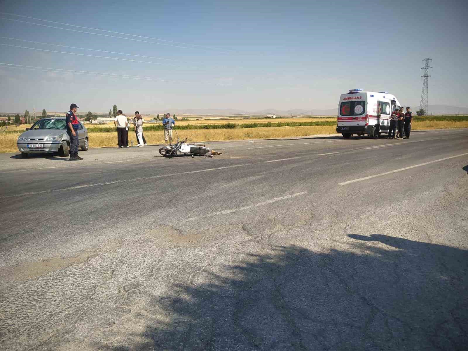 Motosiklet ile otomobil çarpıştı: 1 yaralı