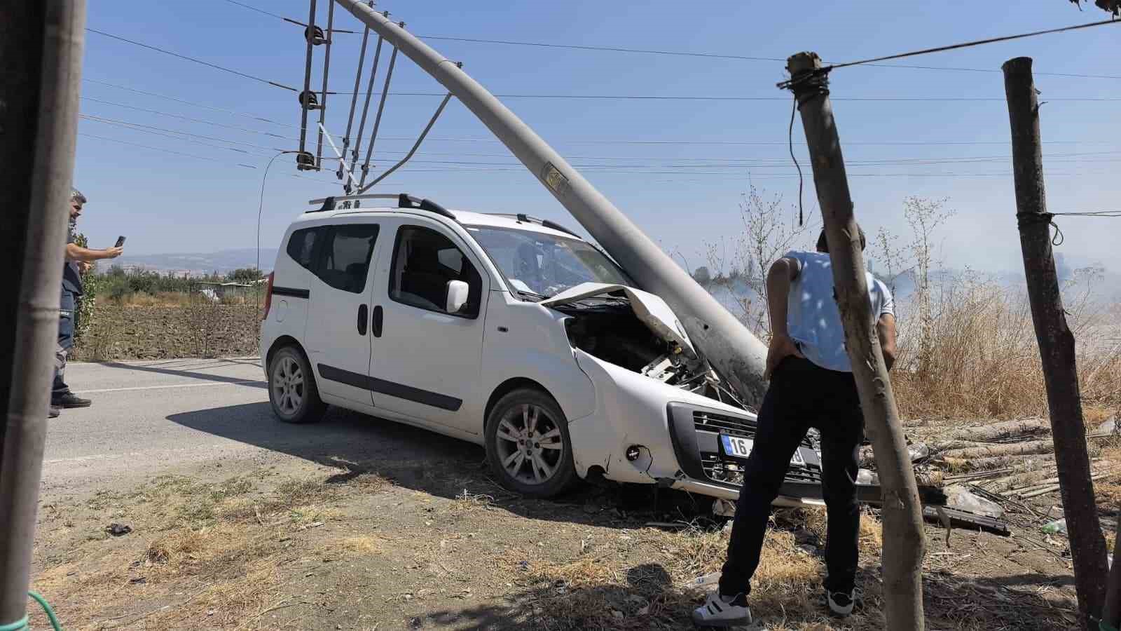Kontrolden çıkan kamyonet elektrik direğini yerle bir etti