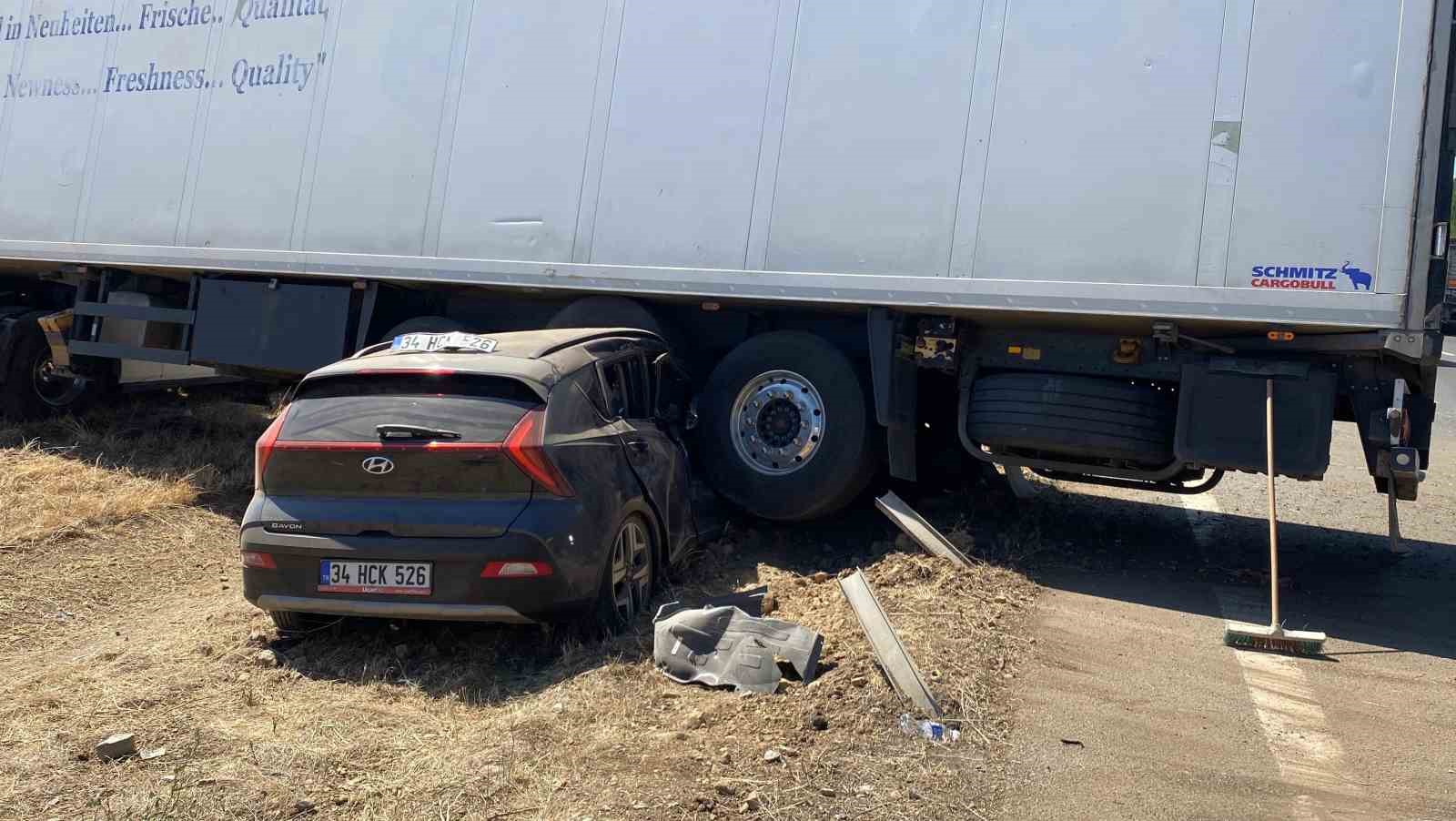 Otomobil, tırın altında metrelerce sürüklendi