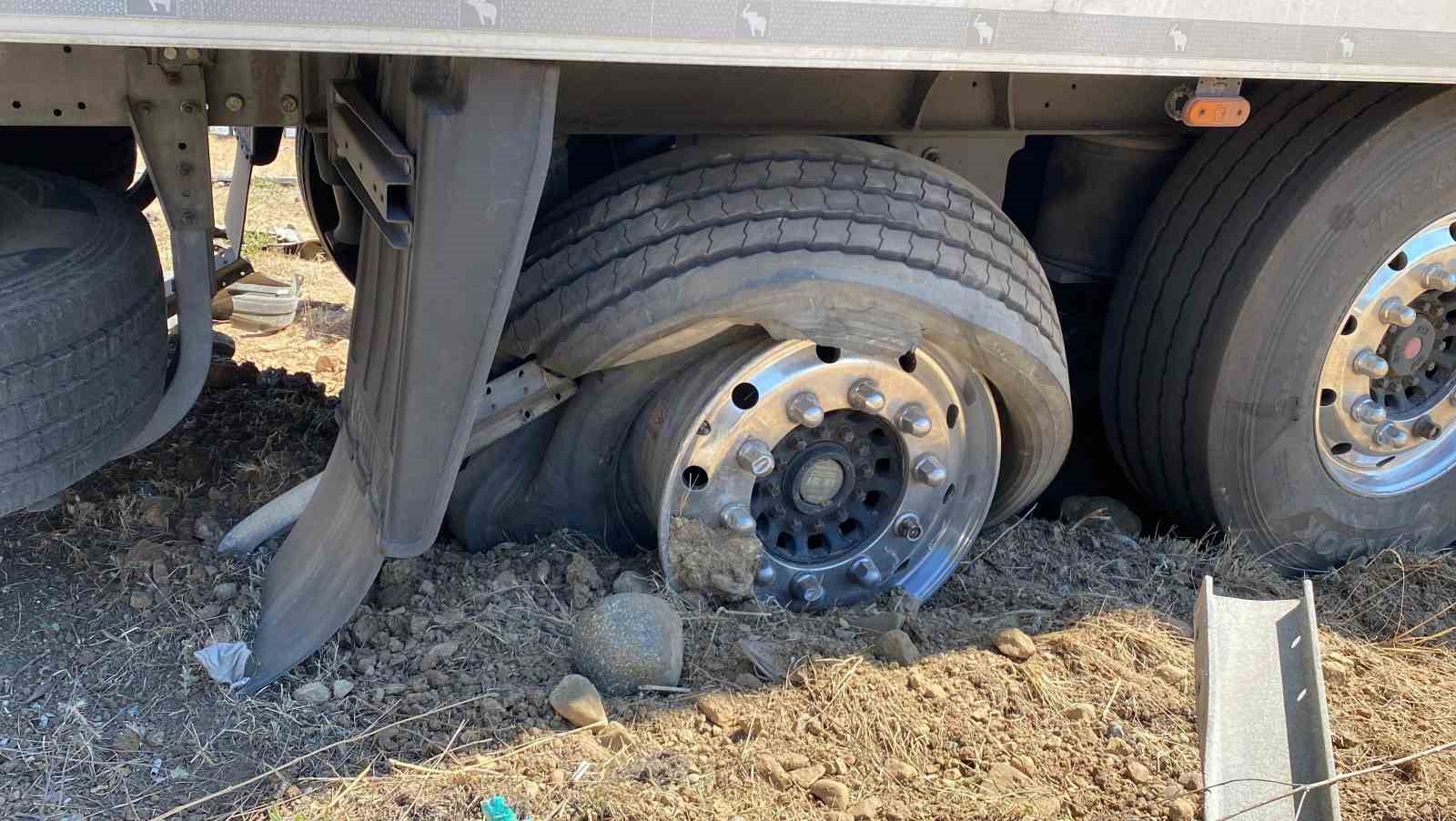 Otomobil, tırın altında metrelerce s&uuml;r&uuml;klendi
