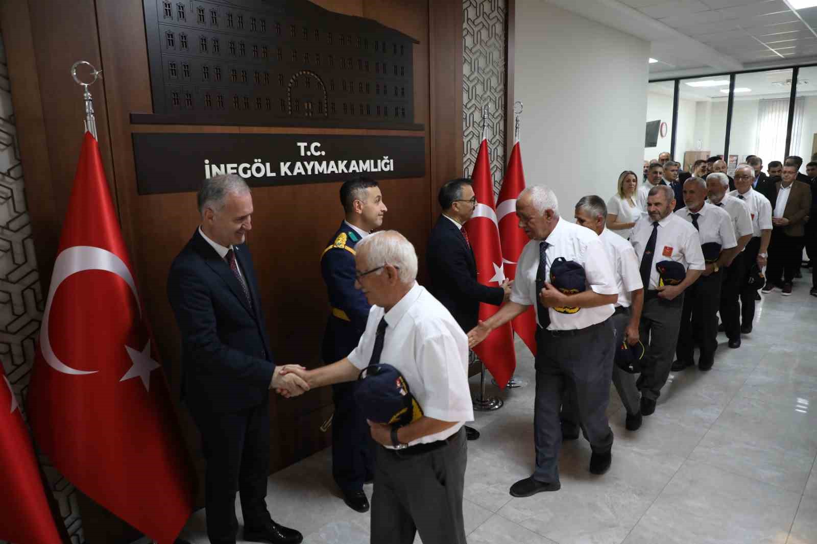 İneg&ouml;l&rsquo;de Zafer Bayramı coşkusu
