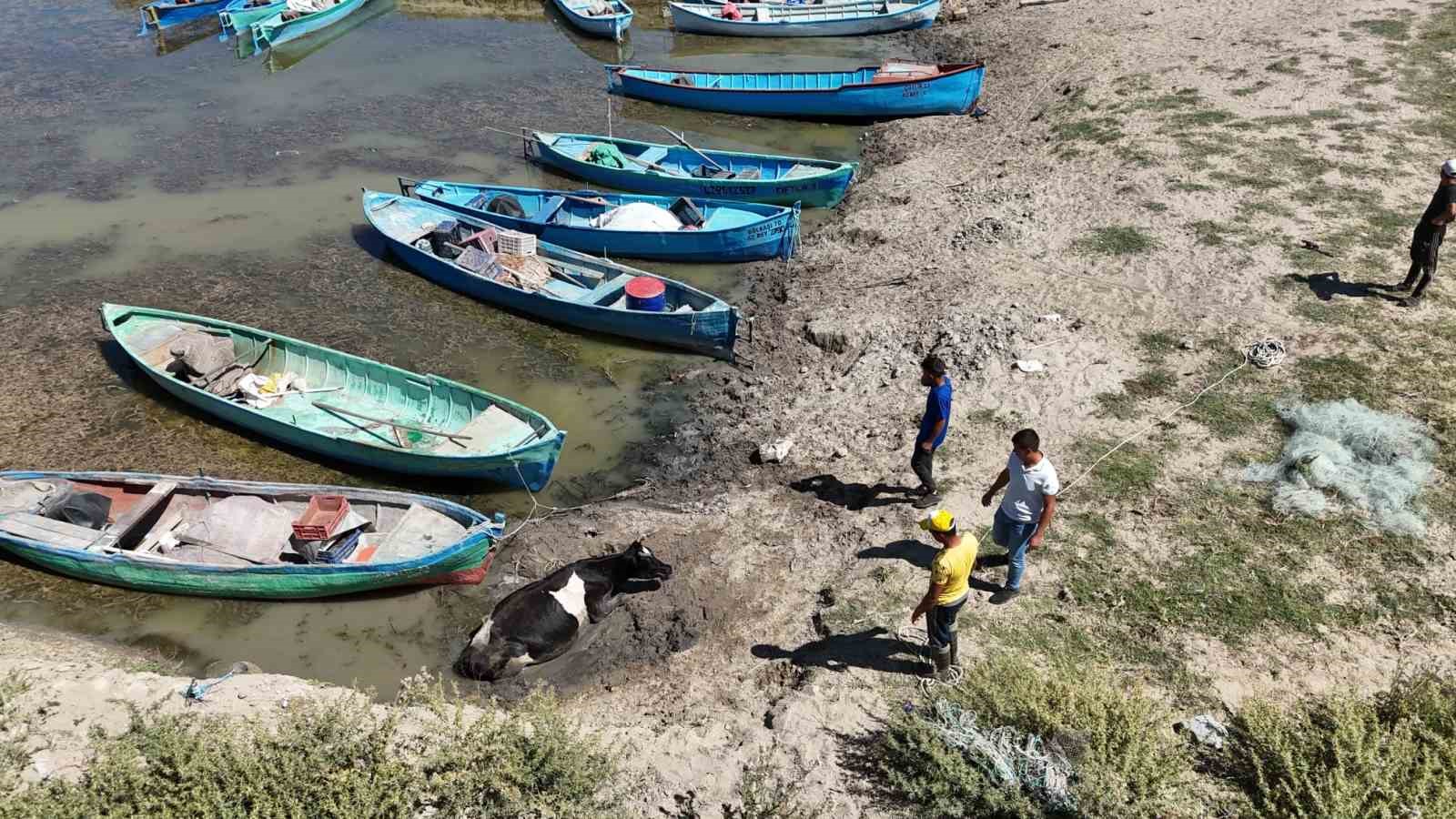 Beyşehir G&ouml;l&uuml;&rsquo;nde sular &ccedil;ekilince adalara motorla ve y&uuml;r&uuml;yerek yolculuk başladı

