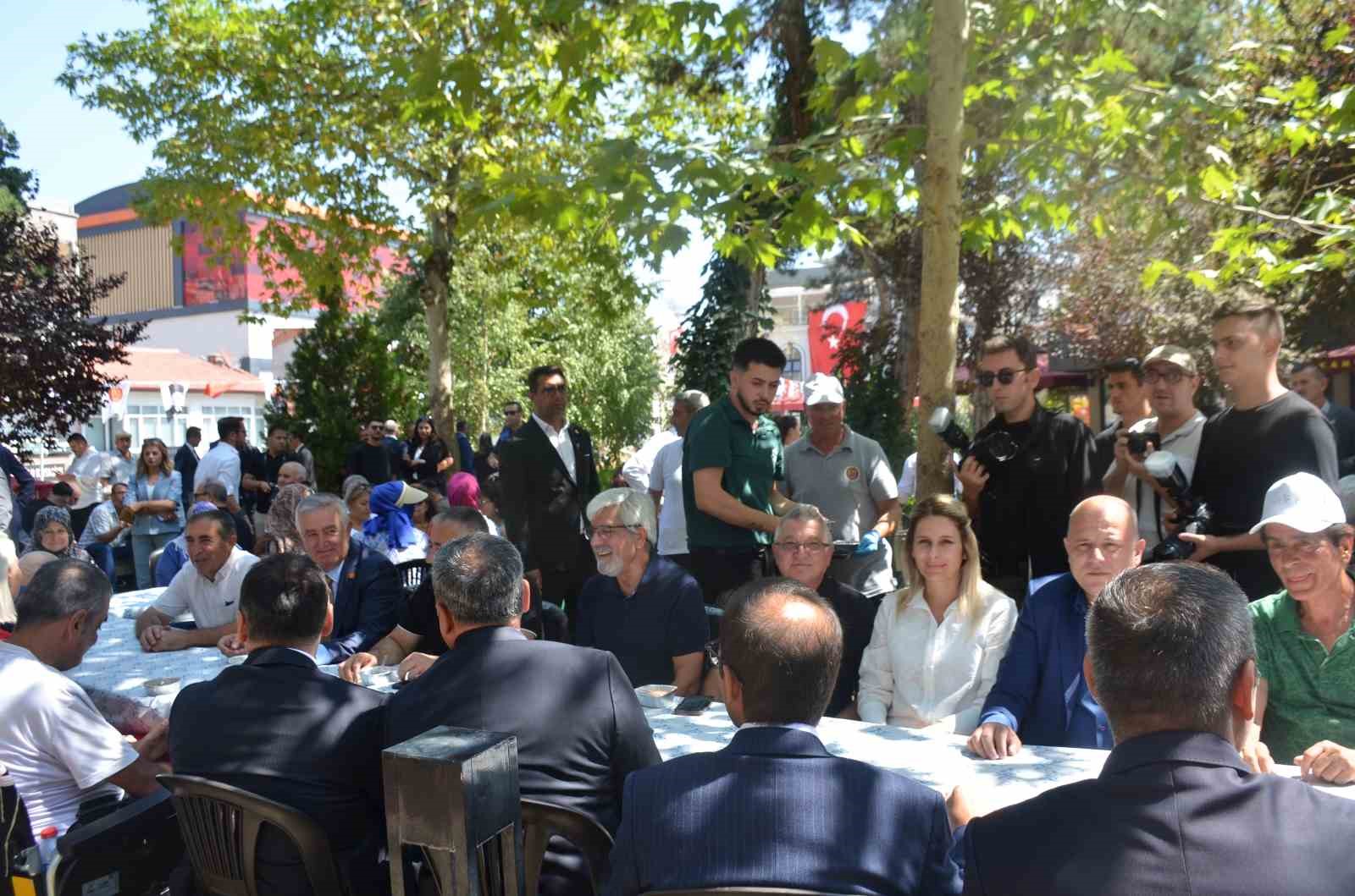 Muhtarlar 30 Ağustos&rsquo;ta bin 500 kişiye aşure dağıttı
