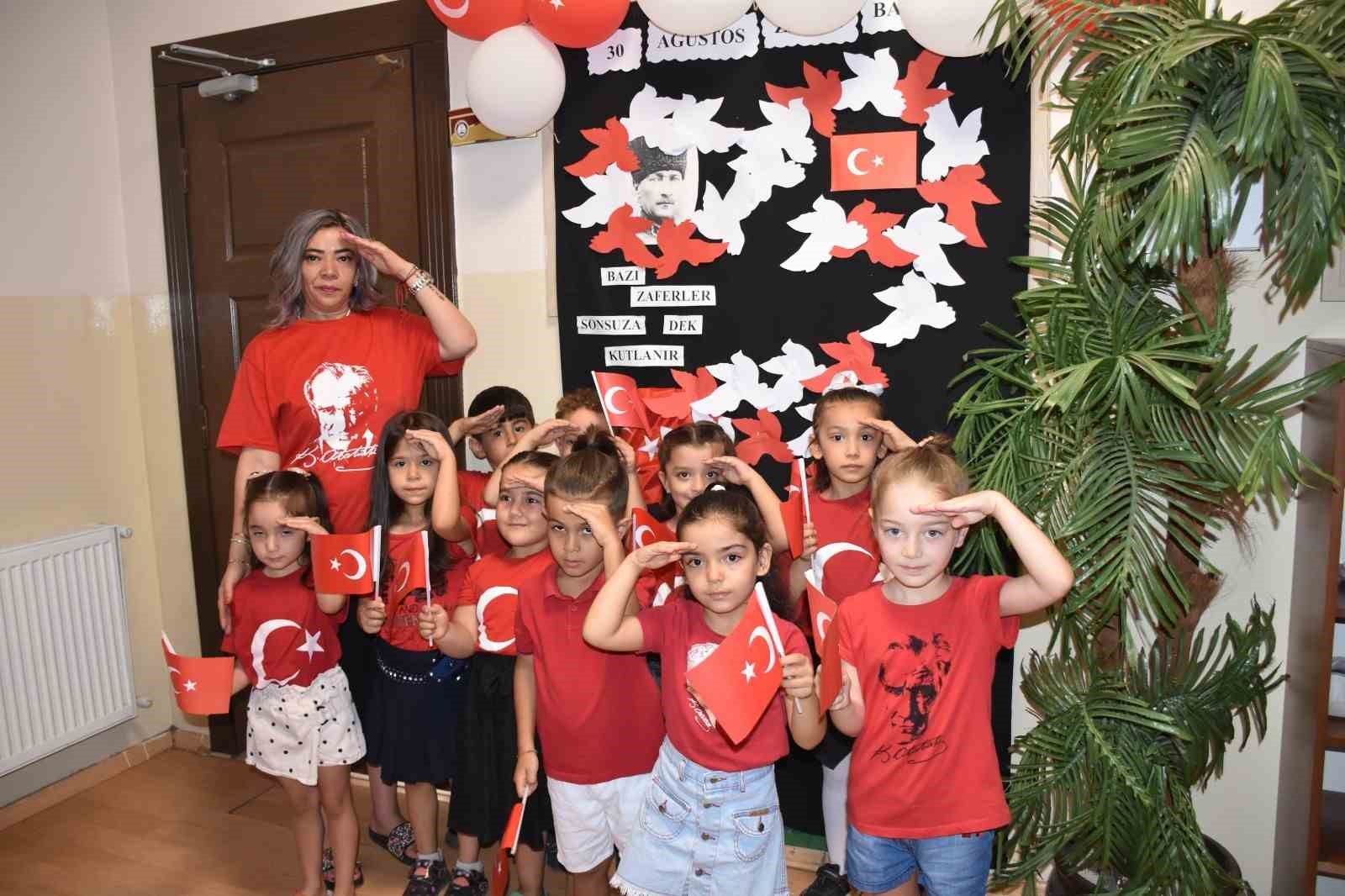 Minik &ouml;ğrenciler 30 Ağustos Zafer Bayramı&rsquo;nı coşkuyla kutladı
