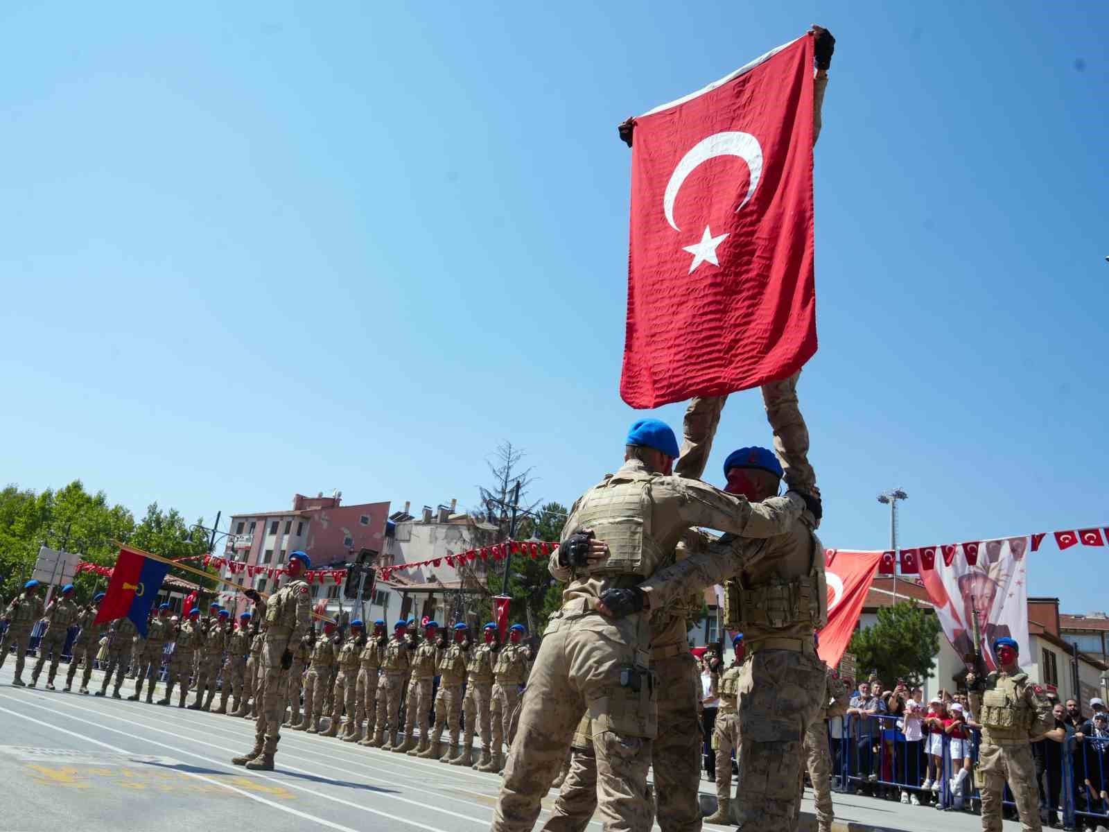 Komandolardan hayran bırakan Zafer Bayramı g&ouml;sterisi
