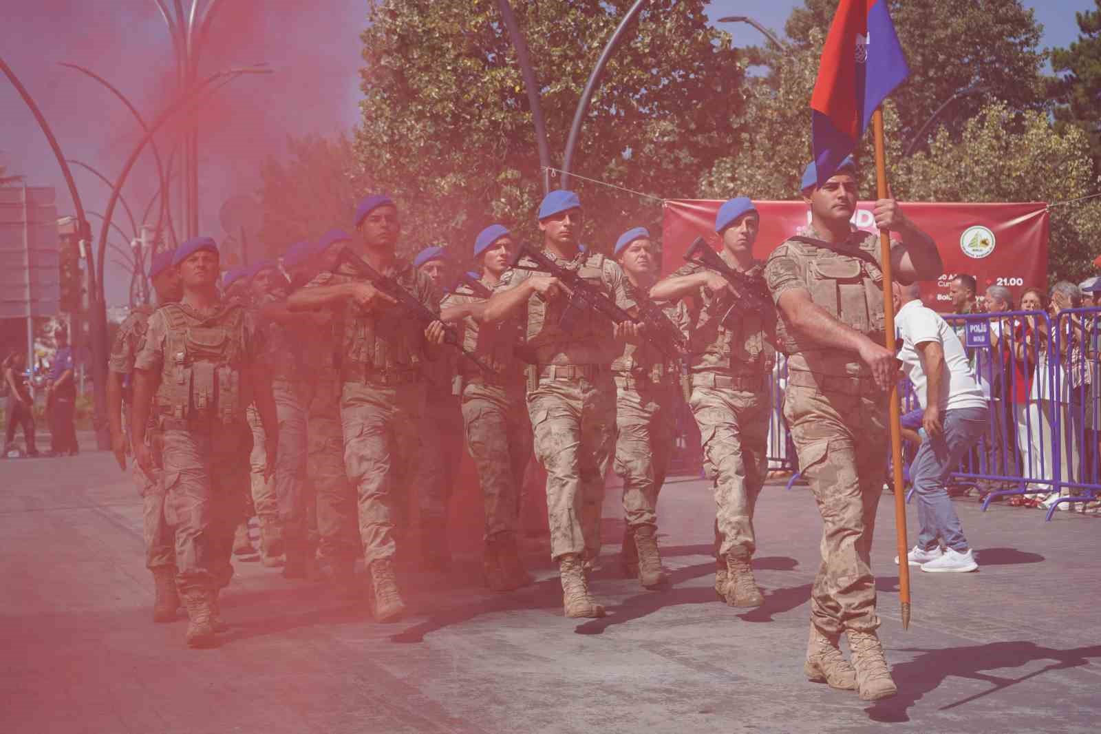 Bolu’da komandolar, Zafer Bayramı’nda caddeyi coşkuyla inletti