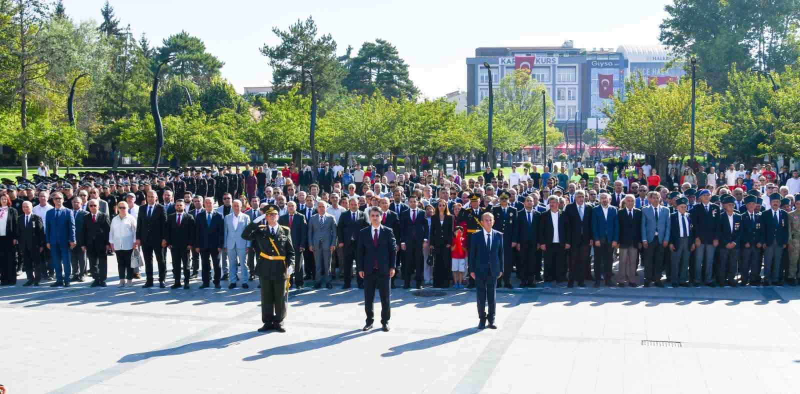 Bolu&rsquo;da komandolar, Zafer Bayramı&rsquo;nda caddeyi coşkuyla inletti

