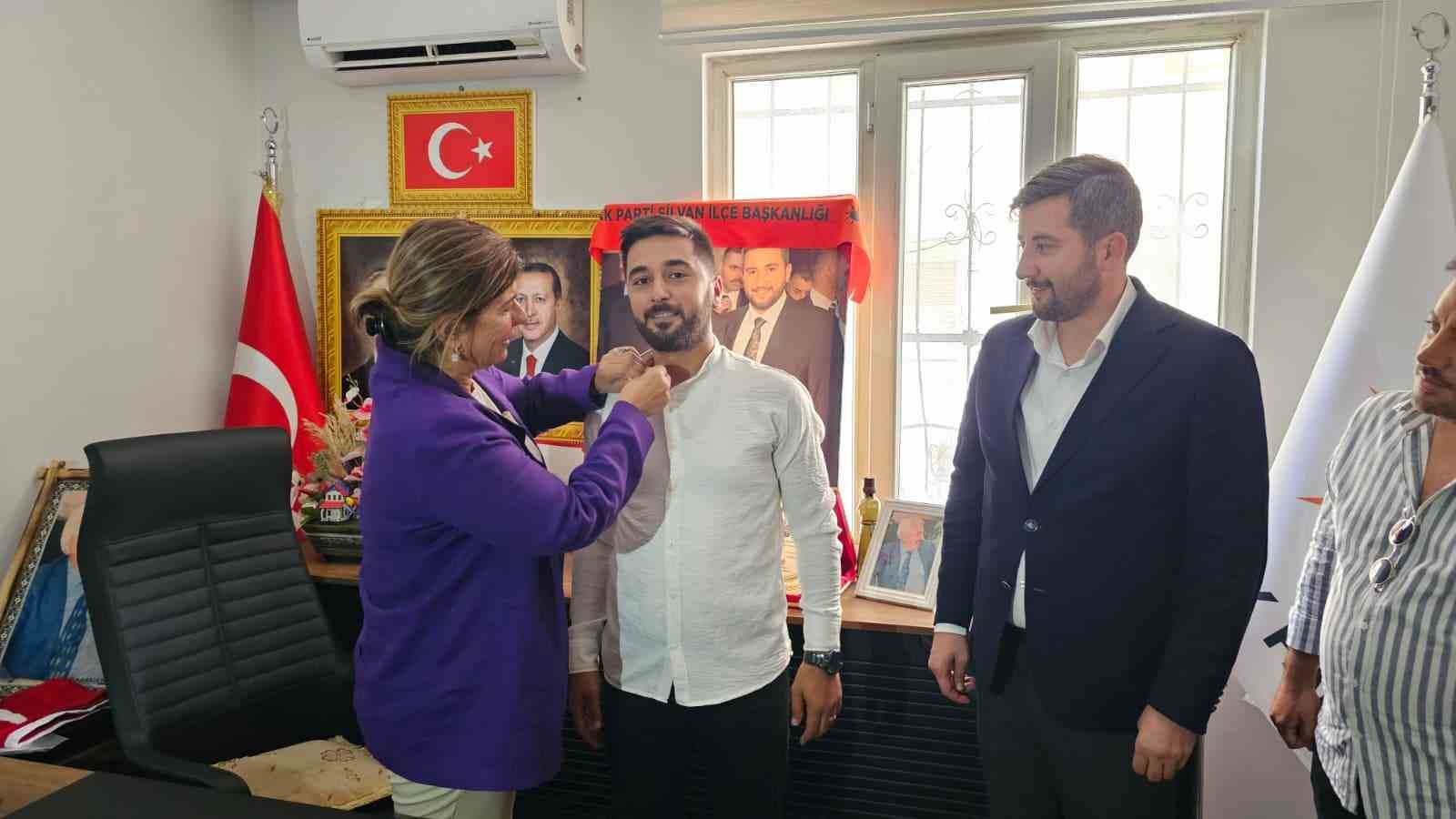 Diyarbakır’da CHP’den AK Parti’ye katılım: Rozetleri Suna Kepolu Ataman taktı