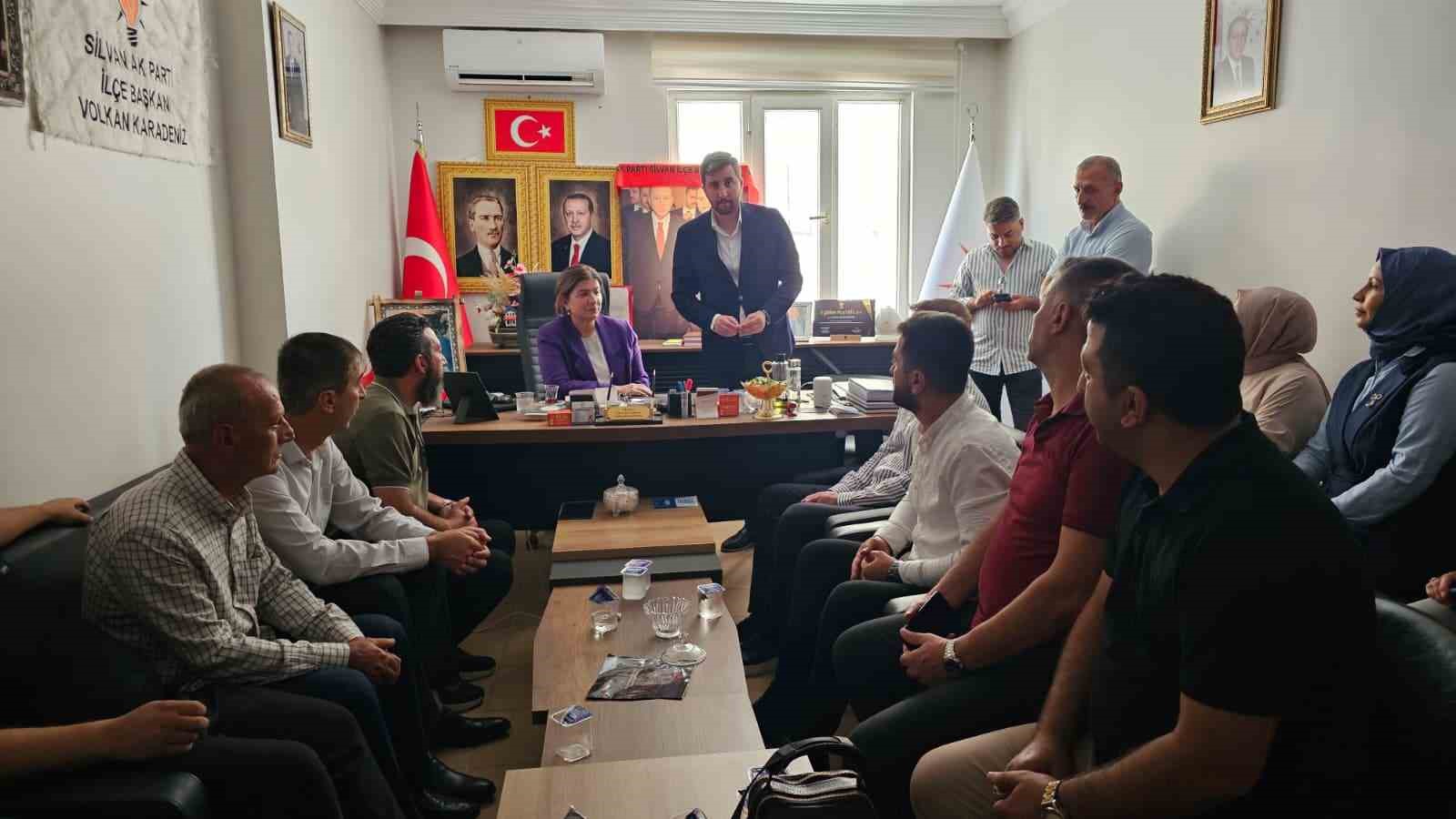 Diyarbakır&rsquo;da CHP&rsquo;den AK Parti&rsquo;ye katılım: Rozetleri Suna Kepolu Ataman taktı
