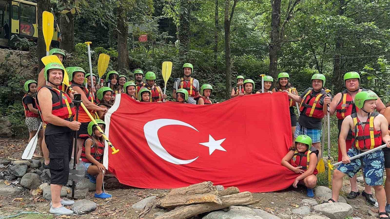 Mahalleli 30 Ağustos için kürek çekti
