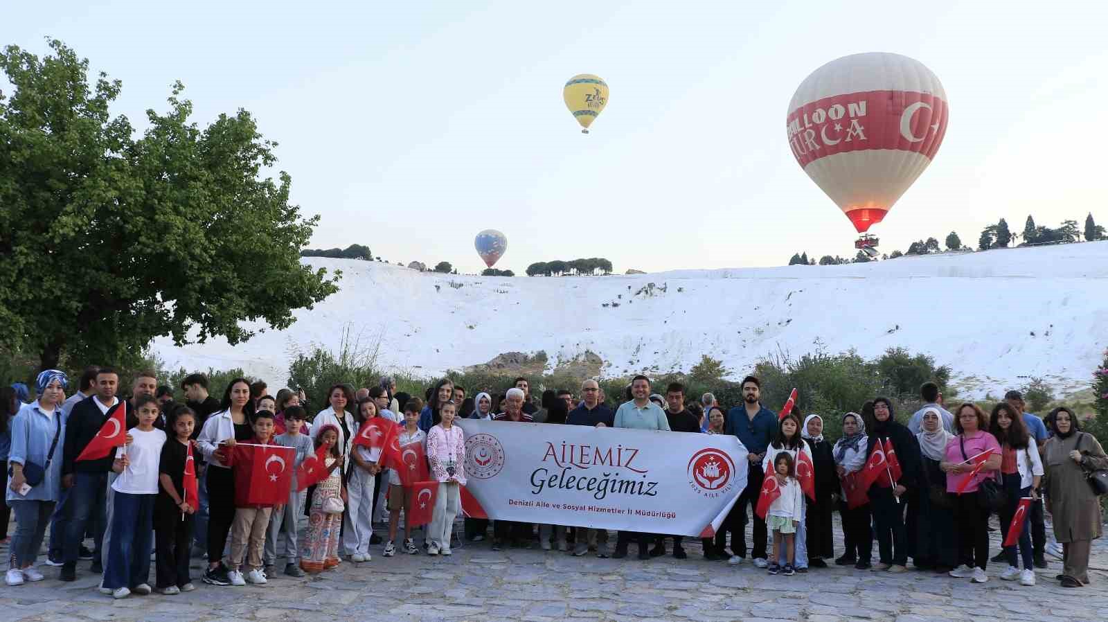 Şehit aileleri Zafer Bayramı coşkusunu T&uuml;rk bayraklarıyla g&ouml;ky&uuml;z&uuml;nde yaşadı
