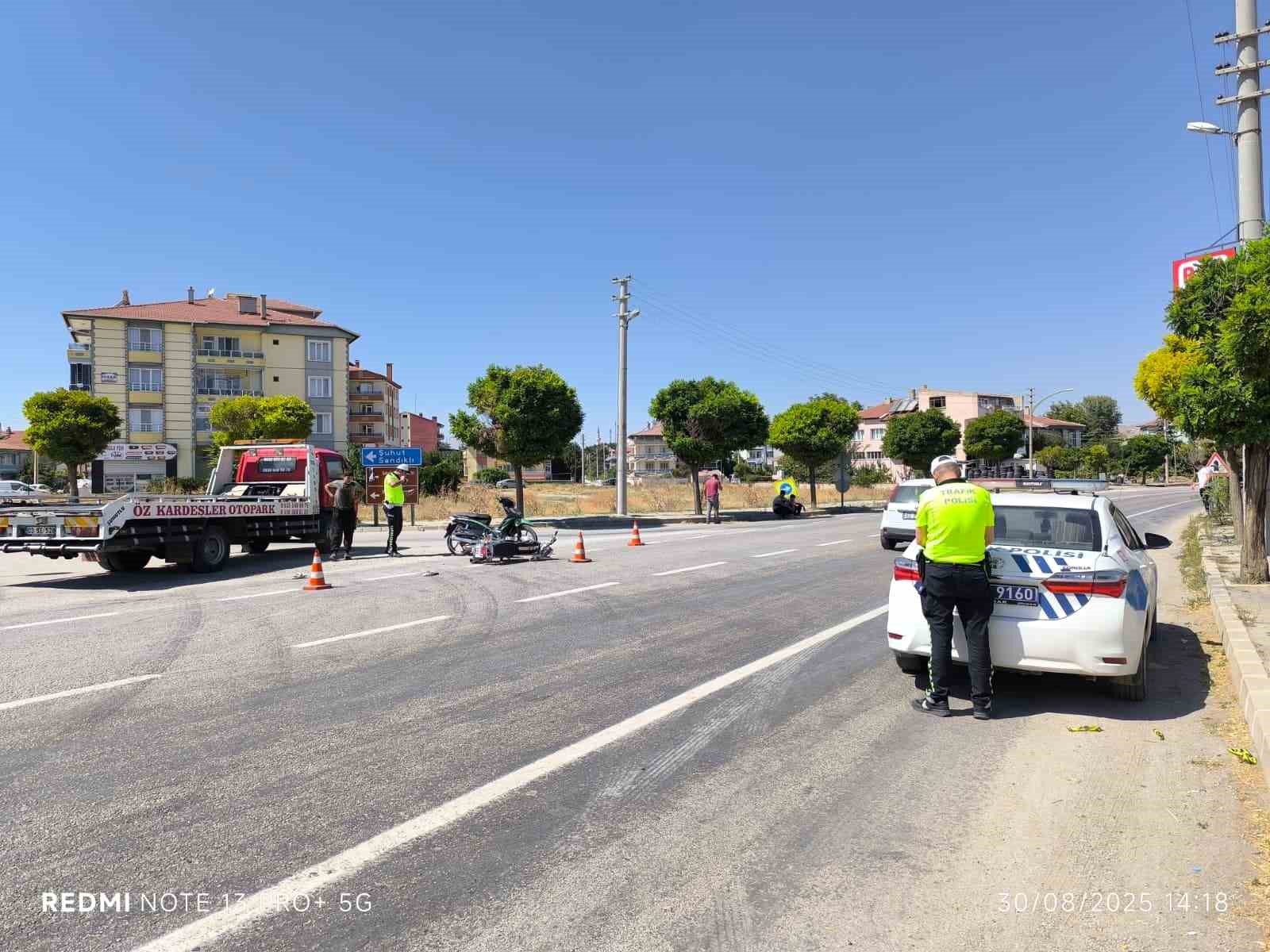 Motosikletlerin &ccedil;arpıştığı kazada s&uuml;r&uuml;c&uuml;ler yaralandı
