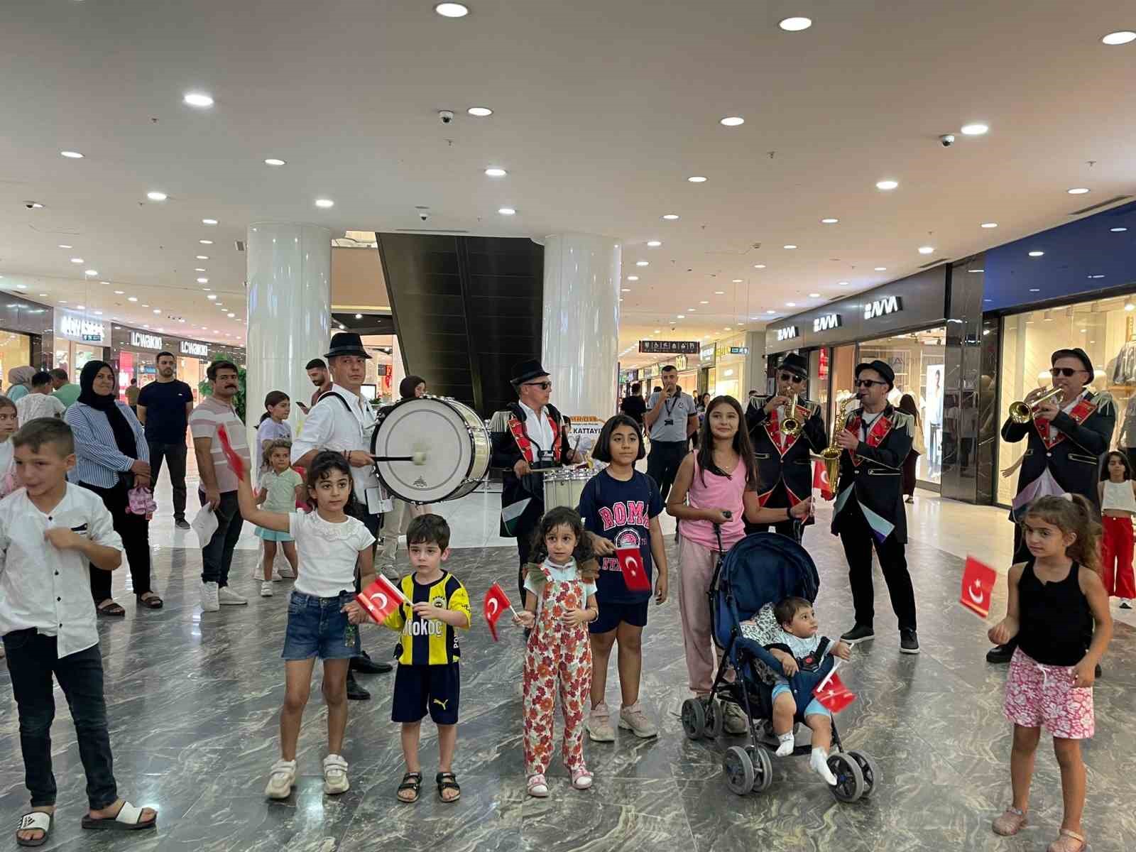 Zafer Bayramı kutlamaları Mardian Mall&rsquo;da renkli g&ouml;r&uuml;nt&uuml;lere sahne oldu
