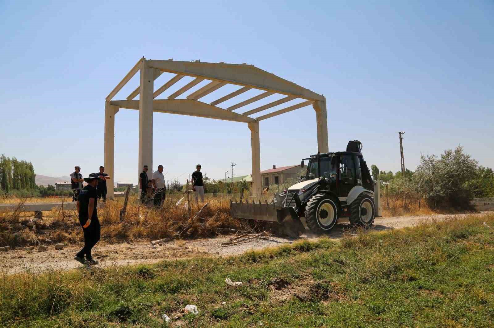 Van’da kamu alanlarını işgal eden yapıları kaldırıyor