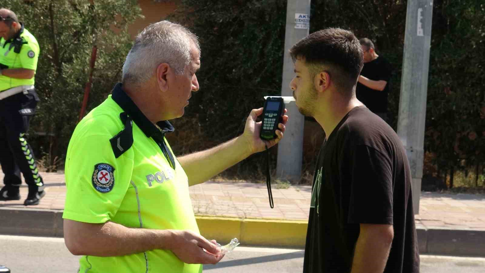 Yan yatıp sürüklenen araçtan yara almadan çıktılar