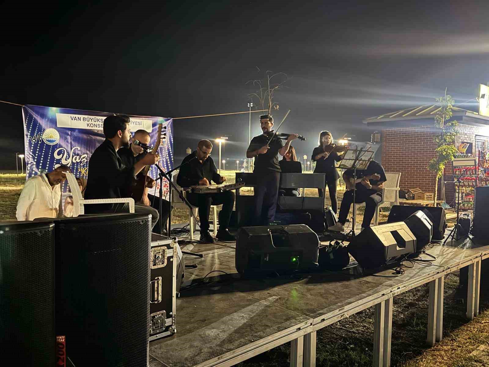 Van B&uuml;y&uuml;kşehir Belediyesi&rsquo;nin yaz konserlerine yoğun ilgi
