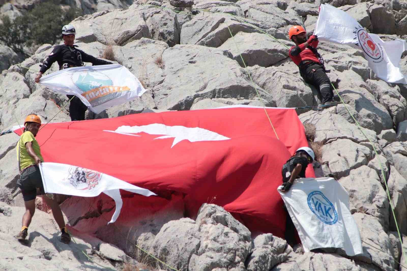 Antalya’da dağcılar Zafer Bayramı’na özel Türk bayrağı açtı