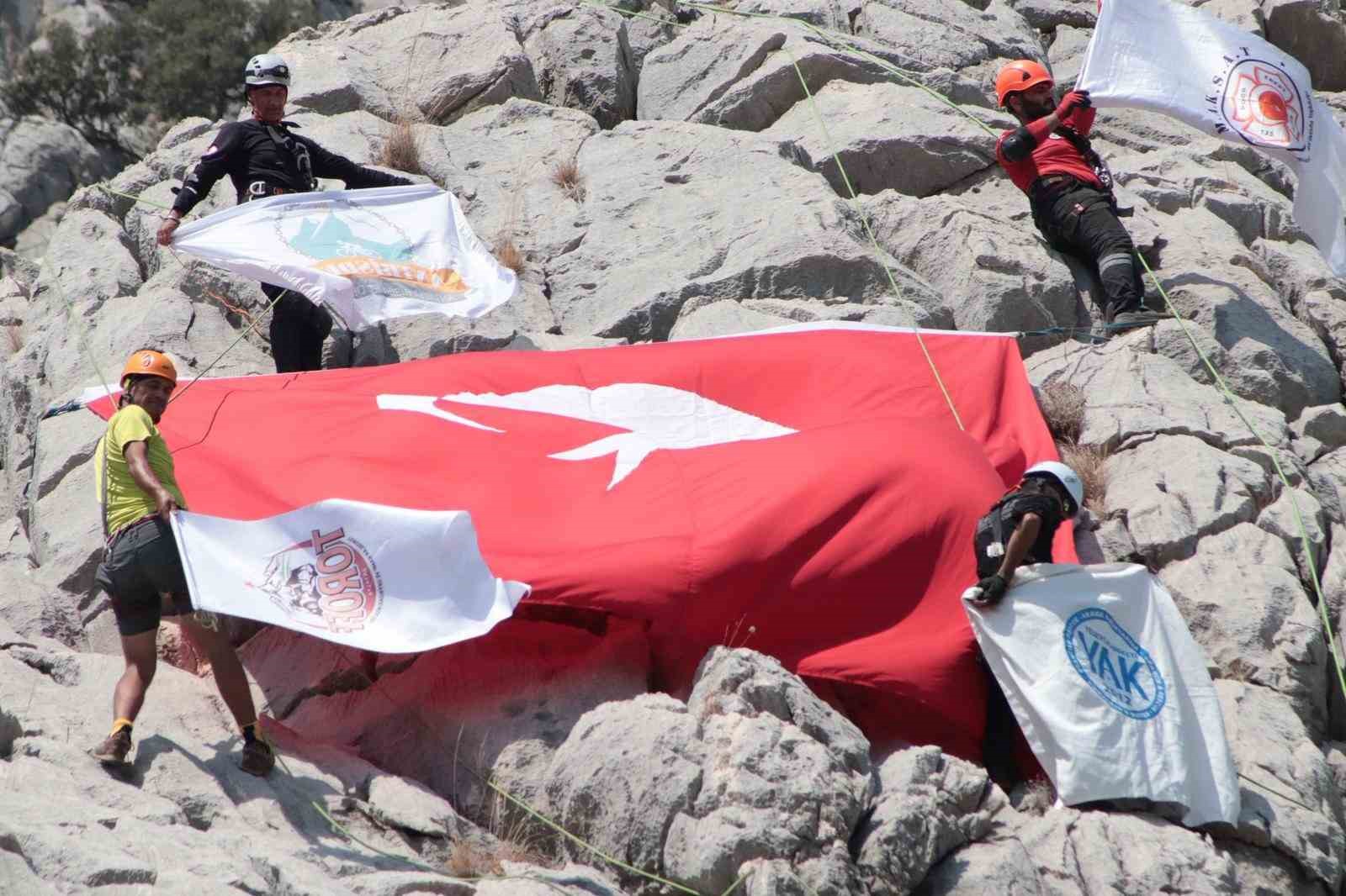 Antalya&rsquo;da dağcılar Zafer Bayramı&rsquo;na &ouml;zel T&uuml;rk bayrağı a&ccedil;tı
