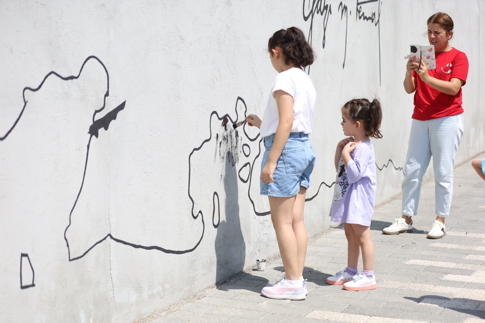 Zafer ruhu, Şehitlik Abidesi duvarlarına yansıtıldı
