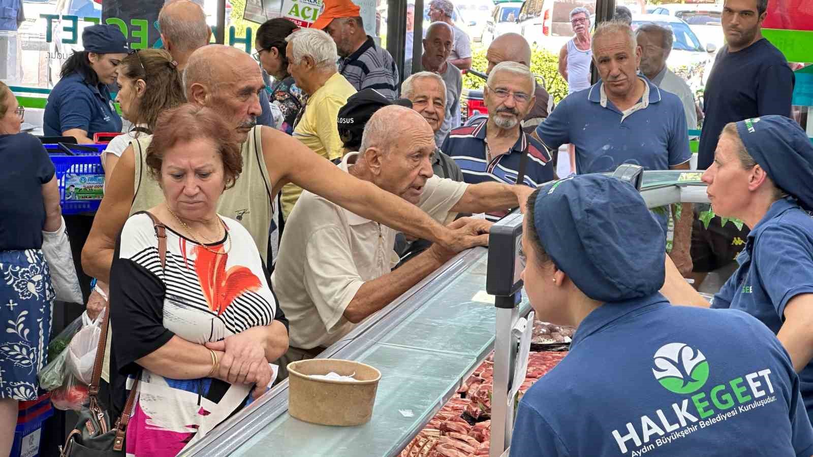 Halk Ege Et’te ’30 Ağustos İndirimi’ yoğun ilgi gördü