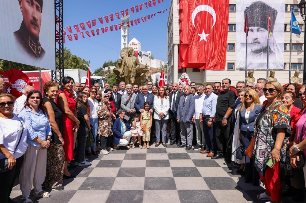 30 Ağustos Zafer Bayramı kutlamaları çelenk sunumu ile başladı