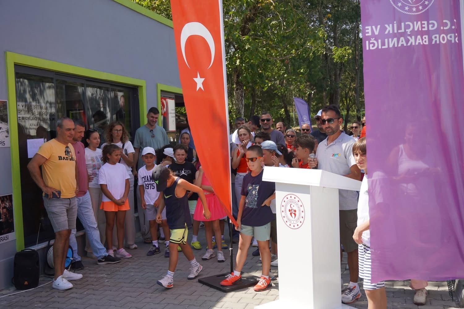 &Ccedil;aycuma&rsquo;da minik tenis&ccedil;iler kupa i&ccedil;in yarıştı
