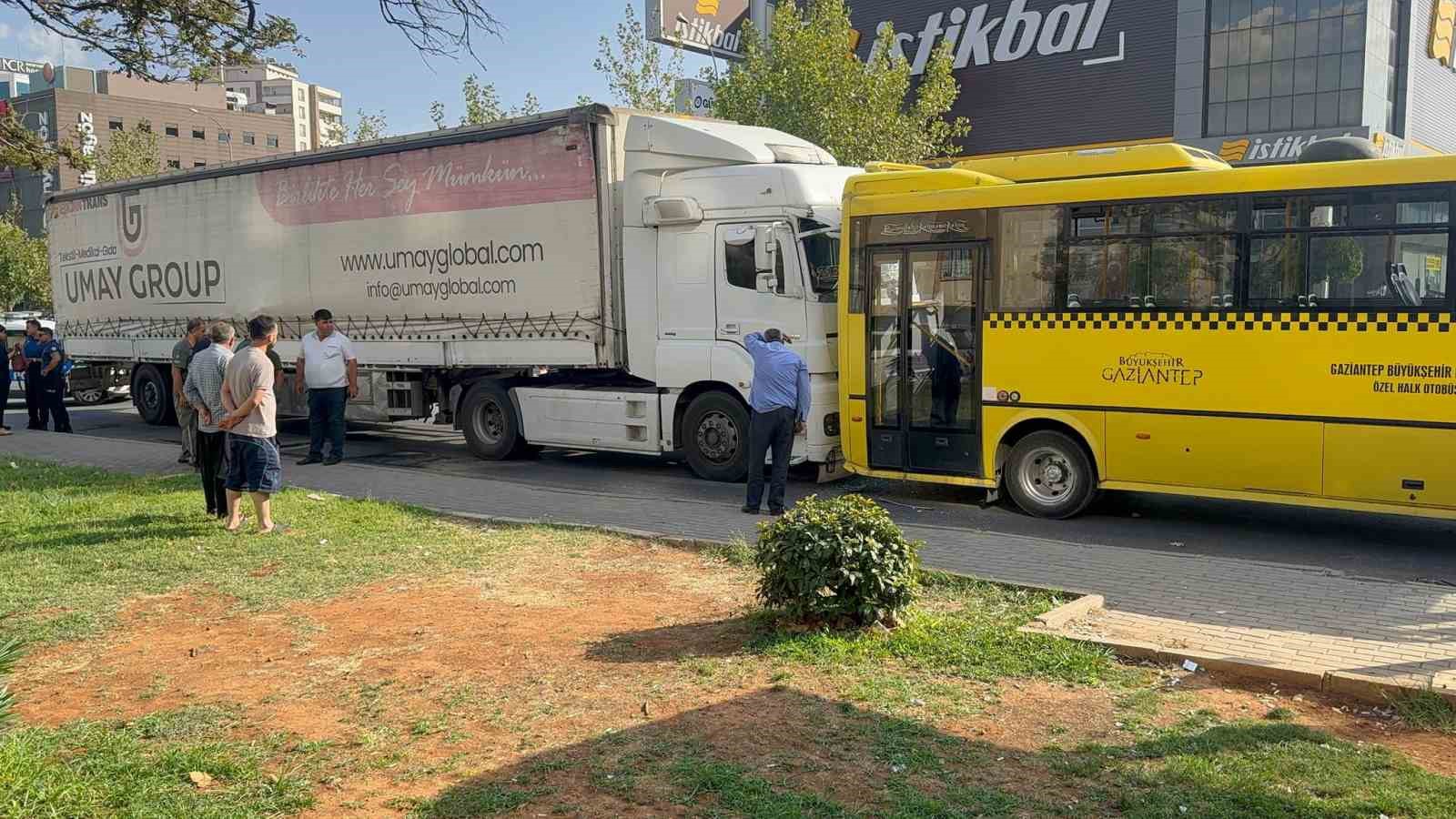 Gaziantep’te durakta yolcu alan halk otobüsüne tır çarptı: 2’si ağır 3 yaralı