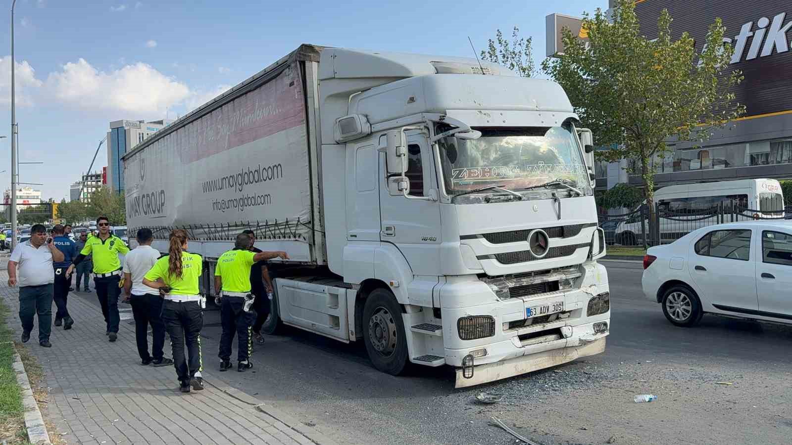 Gaziantep&rsquo;te durakta yolcu alan halk otob&uuml;s&uuml;ne tır &ccedil;arptı: 2&rsquo;si ağır 3 yaralı
