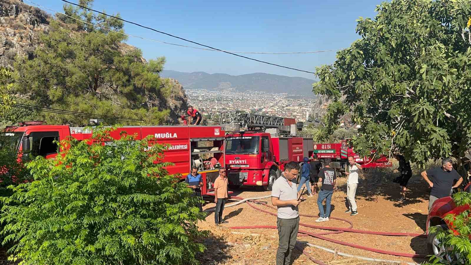 Fethiye&rsquo;de madde bağımlısı olduğu iddia edilen gen&ccedil; evi ateşe verdi
