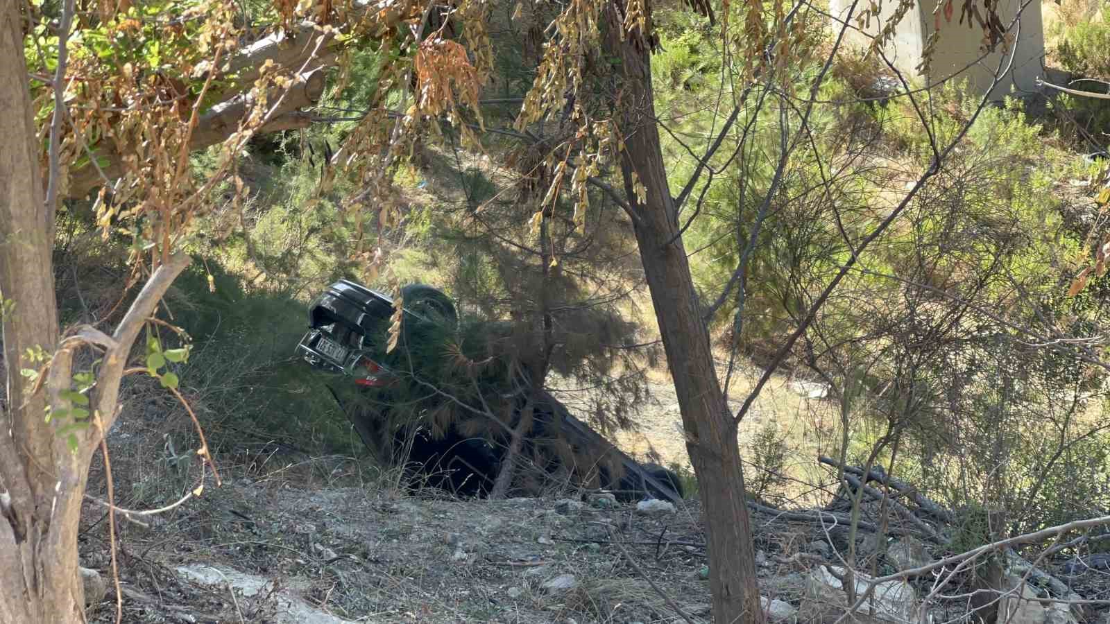 &Ccedil;anakkale&rsquo;de kontrolden &ccedil;ıkan otomobil viyad&uuml;kten u&ccedil;tu: 3 yaralı
