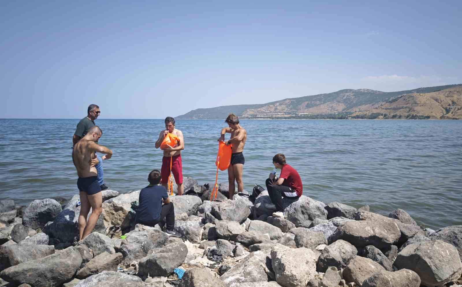 30 Ağustos&rsquo;ta Van G&ouml;l&uuml;&rsquo;nde 6 kilometre y&uuml;zd&uuml;ler
