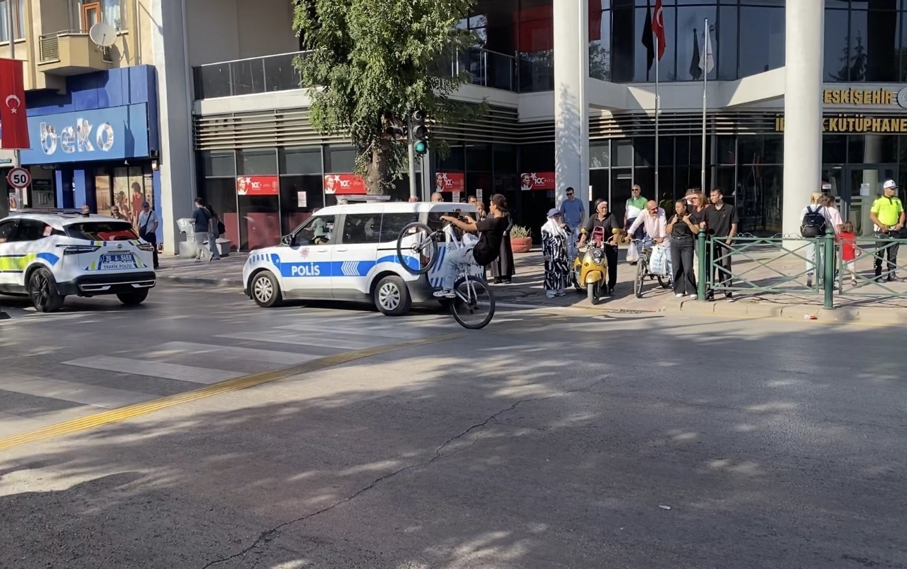 Zafer Bayramı kutlamalarında polisin g&ouml;z&uuml; &ouml;n&uuml;nde bisikletiyle tek teker kaldırdı
