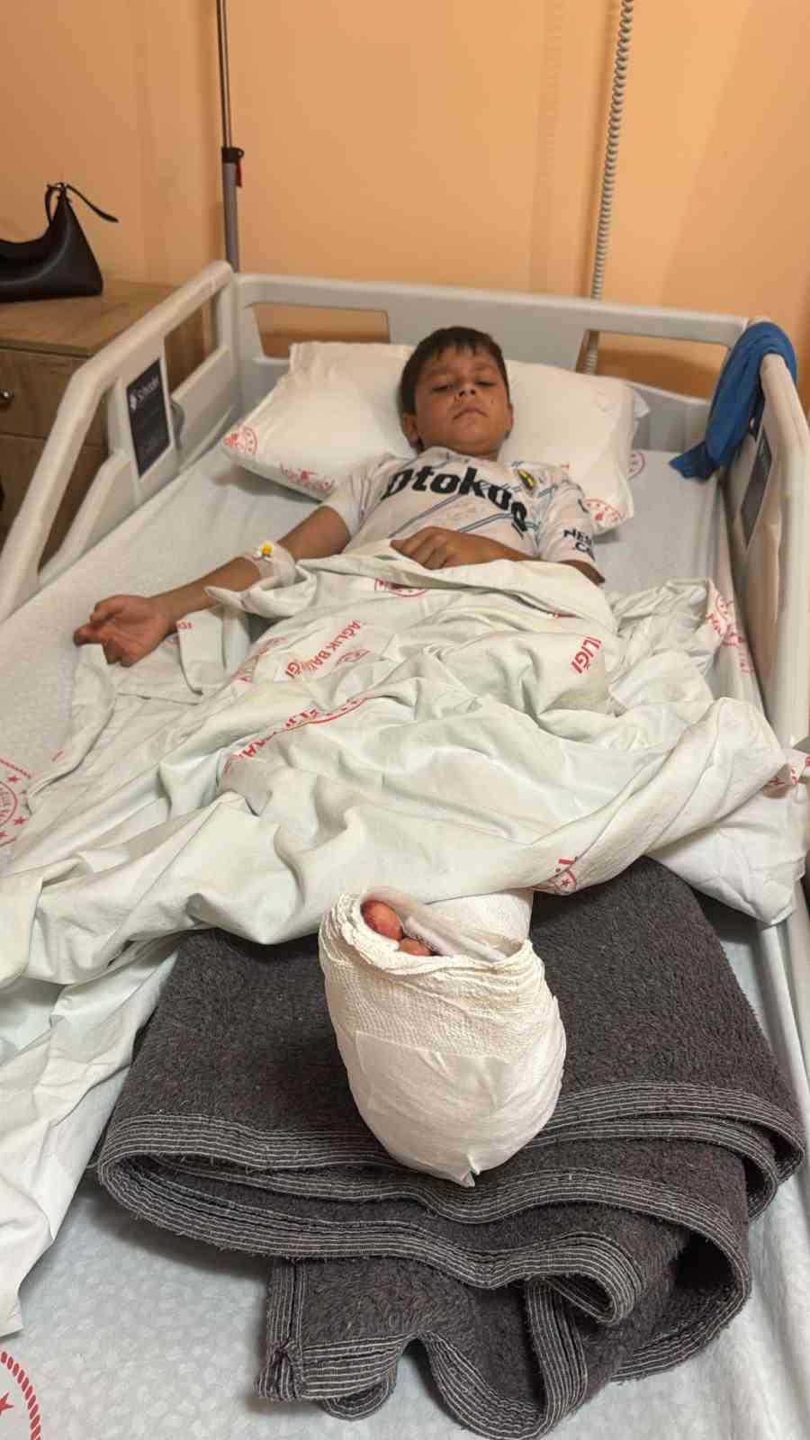 Balkonda oturan &ccedil;ocuğa kurşun isabet etti
