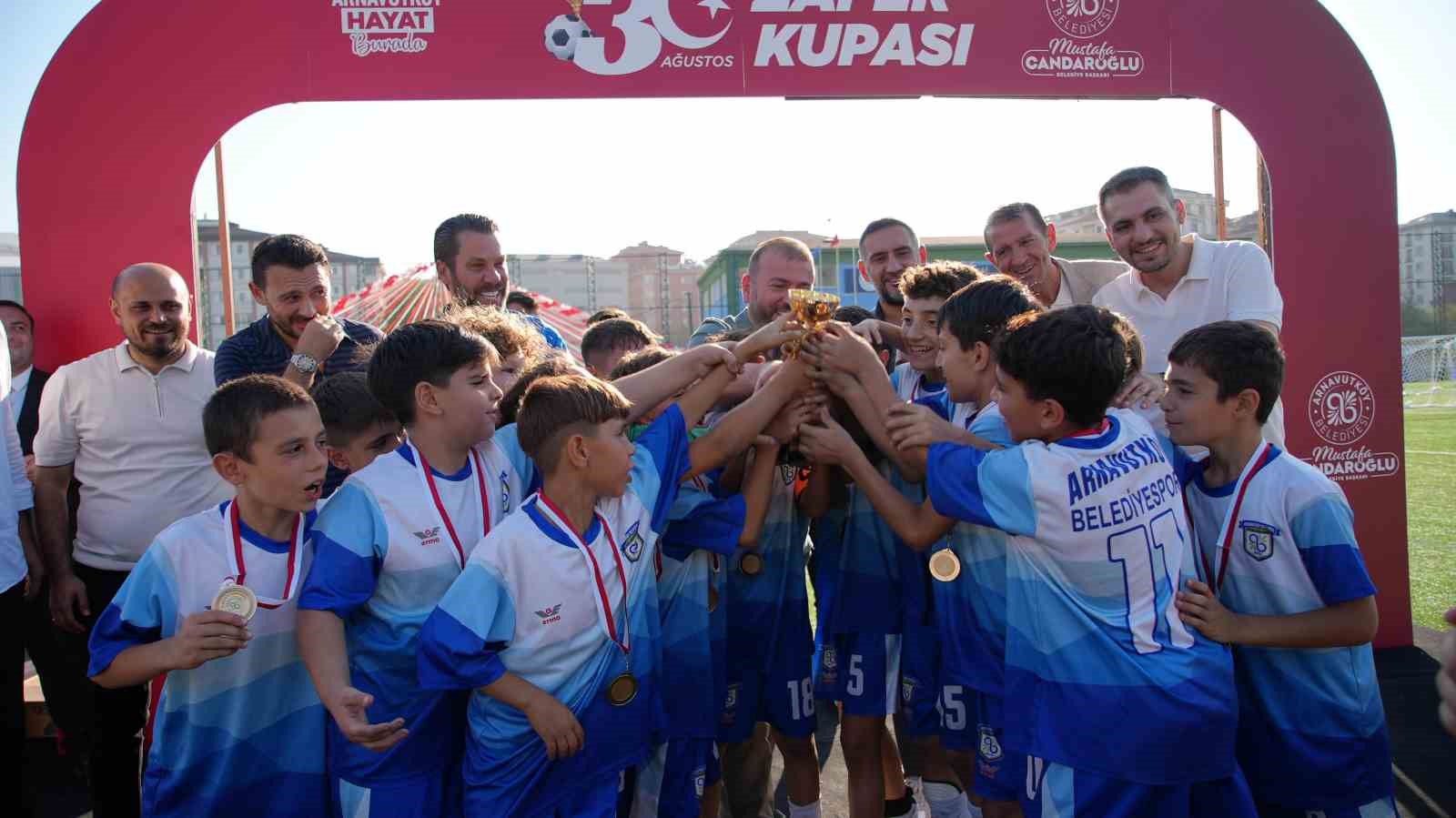 Arnavutk&ouml;y&rsquo;de U-11 Minikler Futbol Şampiyonası Zafer Bayramı coşkusuyla ger&ccedil;ekleşti
