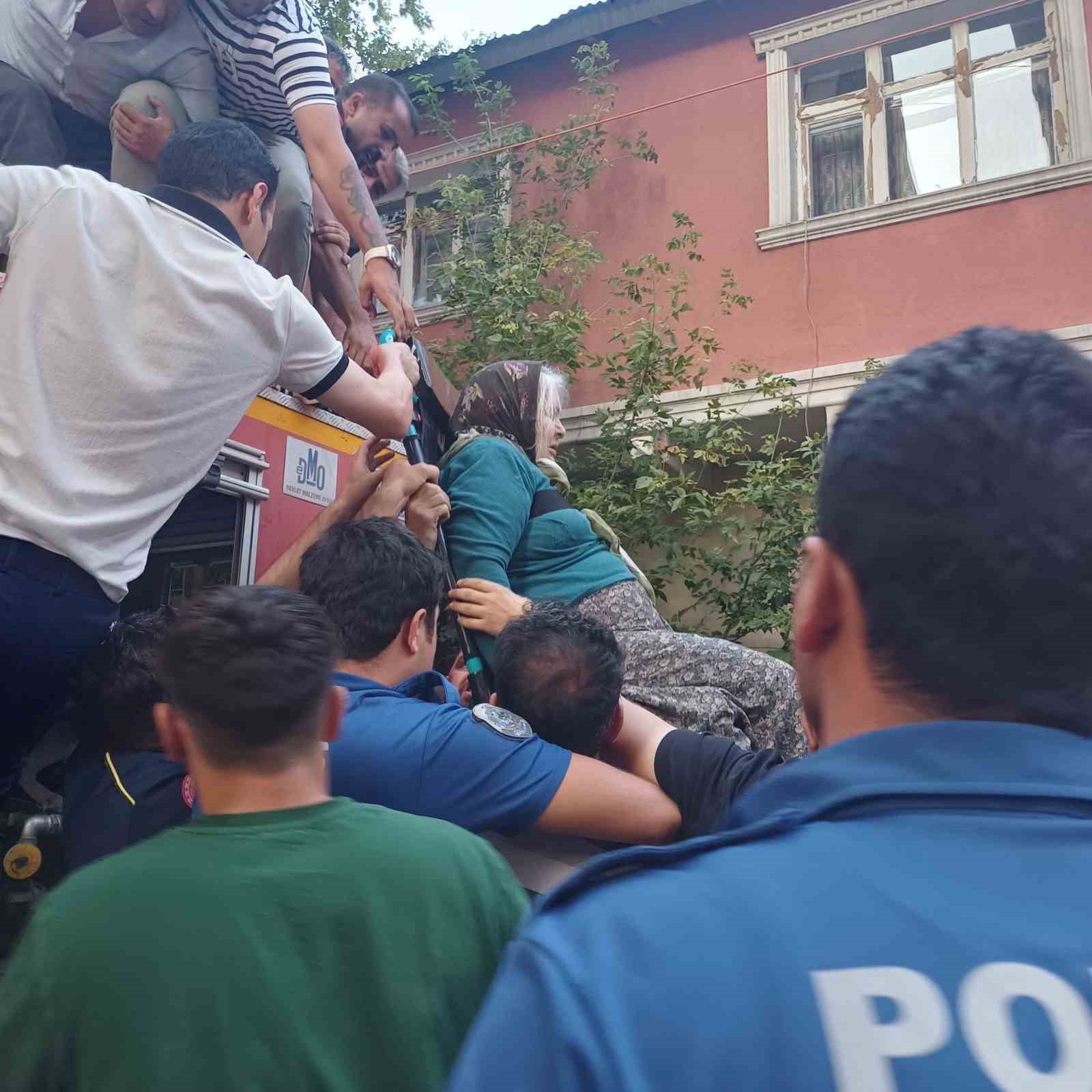 Ağrı&rsquo;da binadaki patlama paniğe neden oldu

