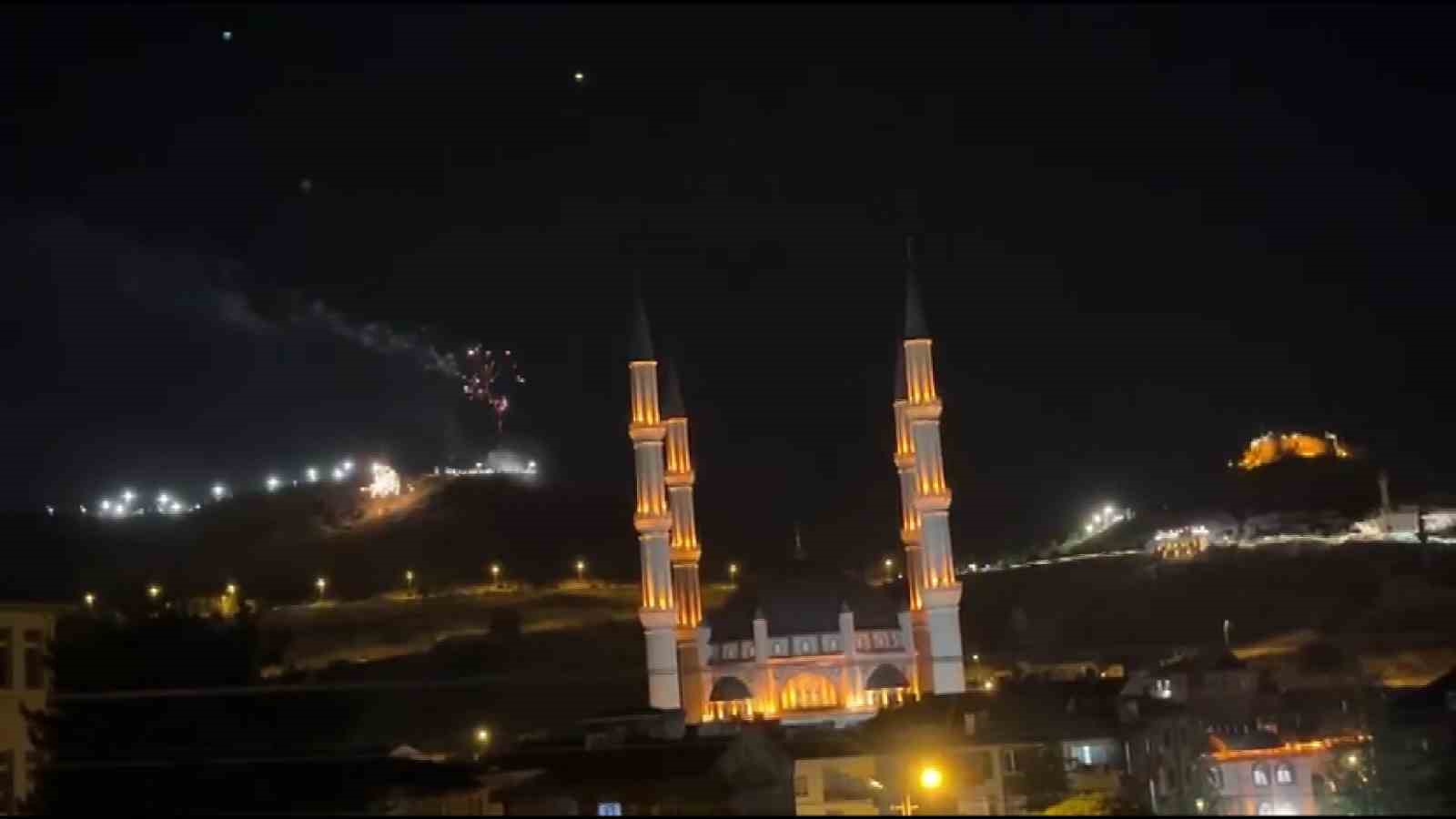 Havai fişek gösterisi yangına neden oldu